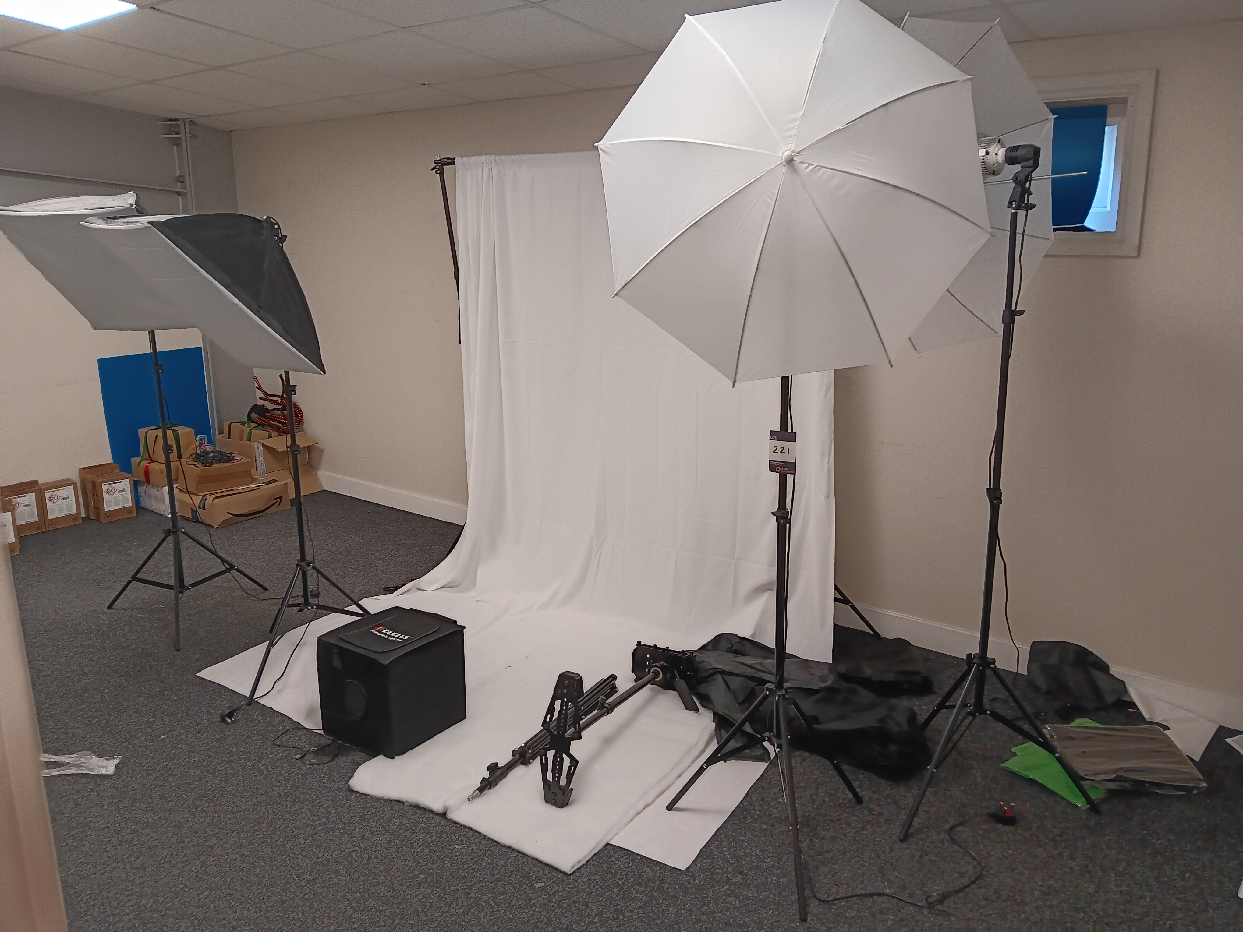 Photography lighting kit to include : 2x Softbox lightboxes on tripod stands, 2x white lighting - photo 1