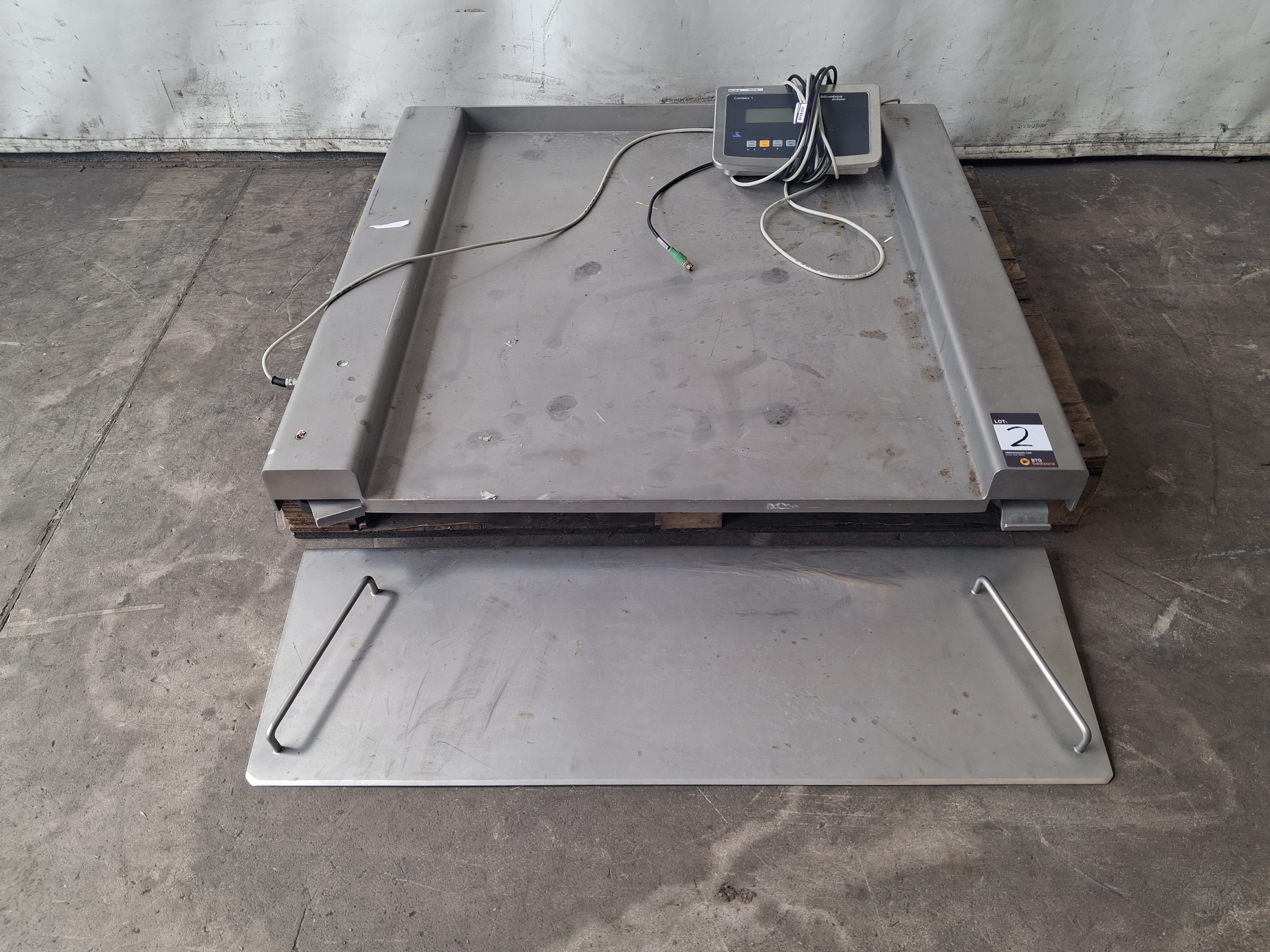 Minebea Intec Industrial Pallet Scales with Combics 1 Digital Readout. Max Capacity 300kg - photo 1