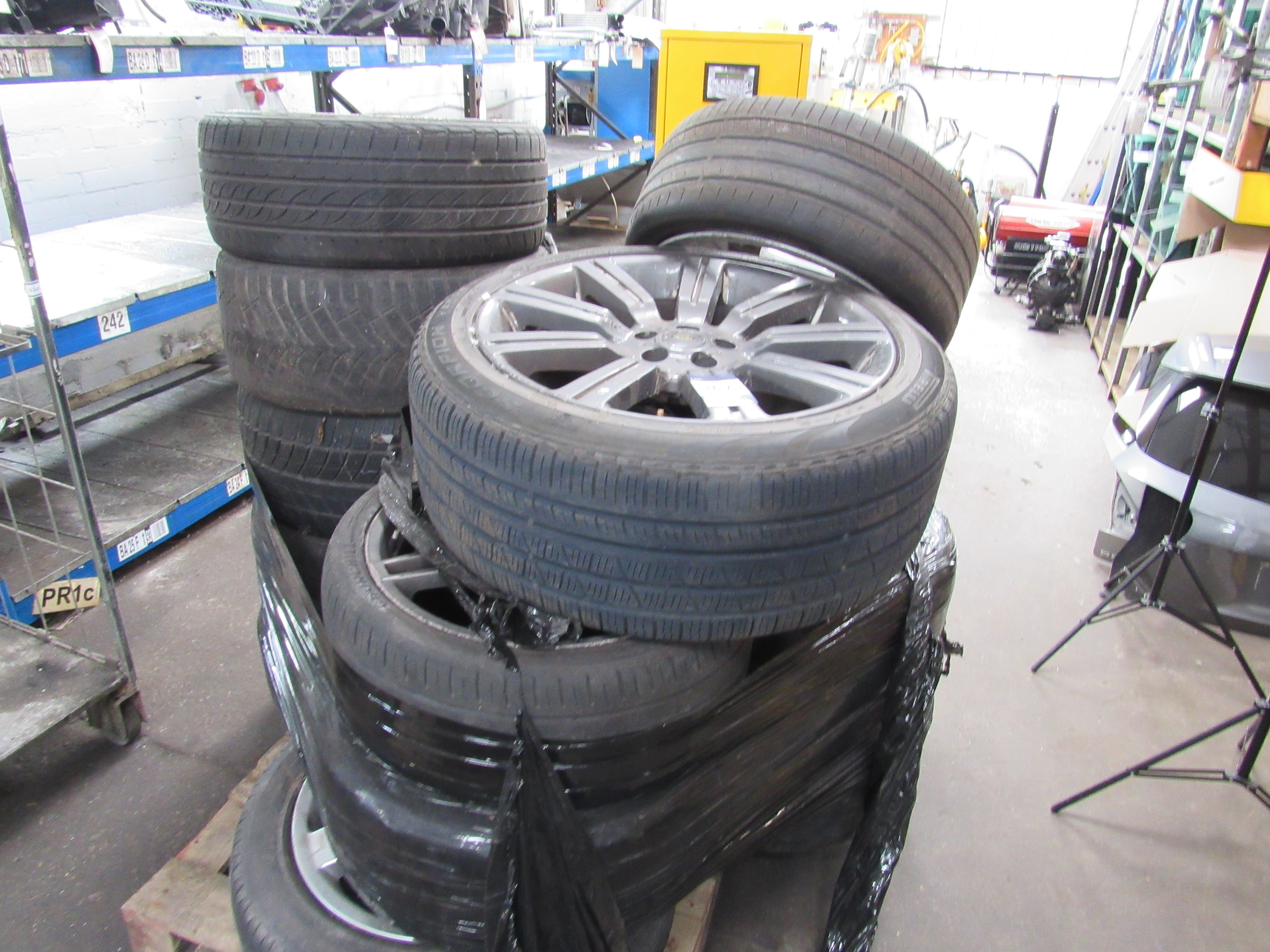 Quantity various alloy wheels - photo 1