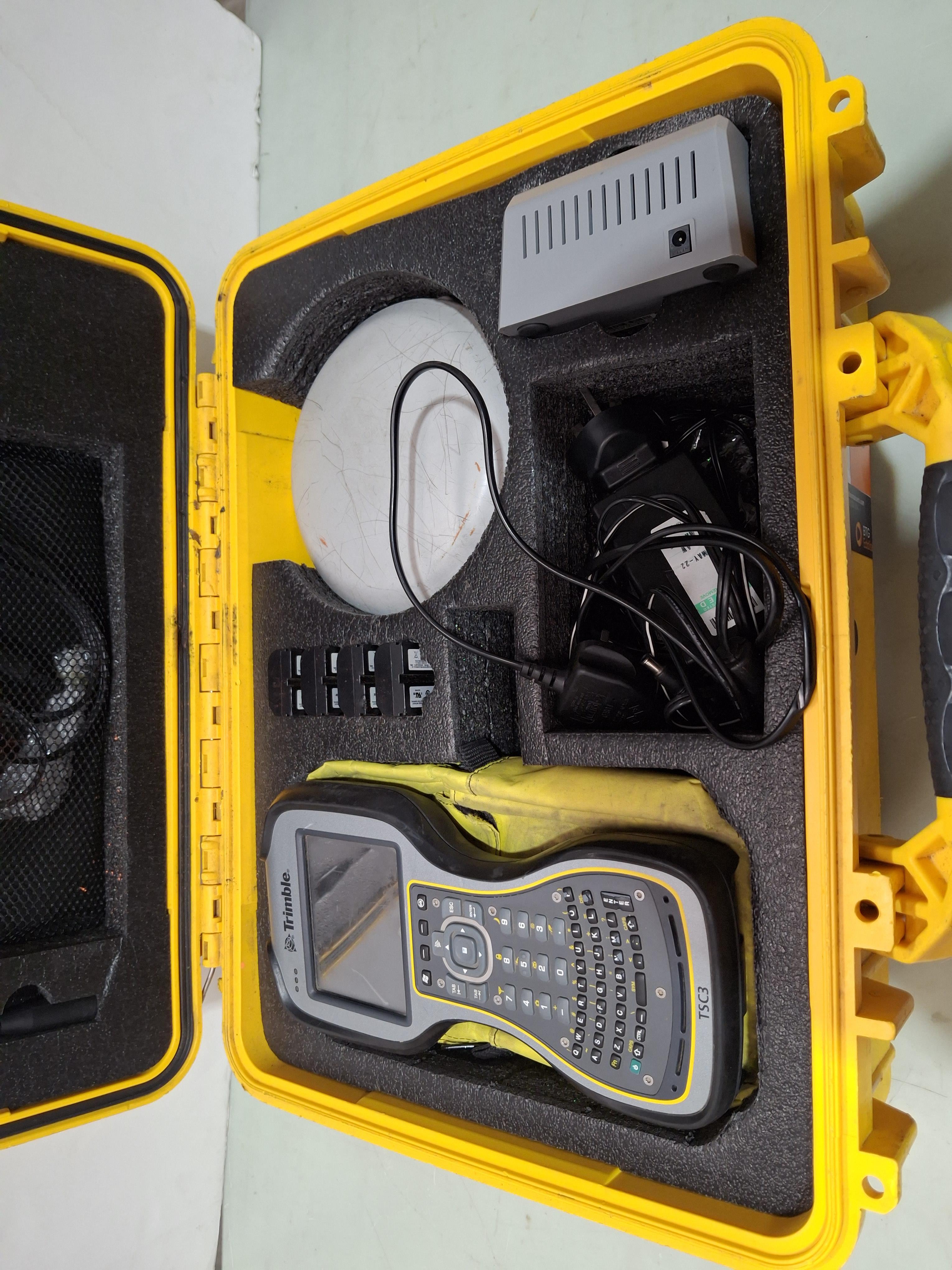 Trimble R8s; Product Number: 97080-60; SN: 932R91035; with 4 x 92670 Batteries; Trimble TSC3 Range D - photo 1