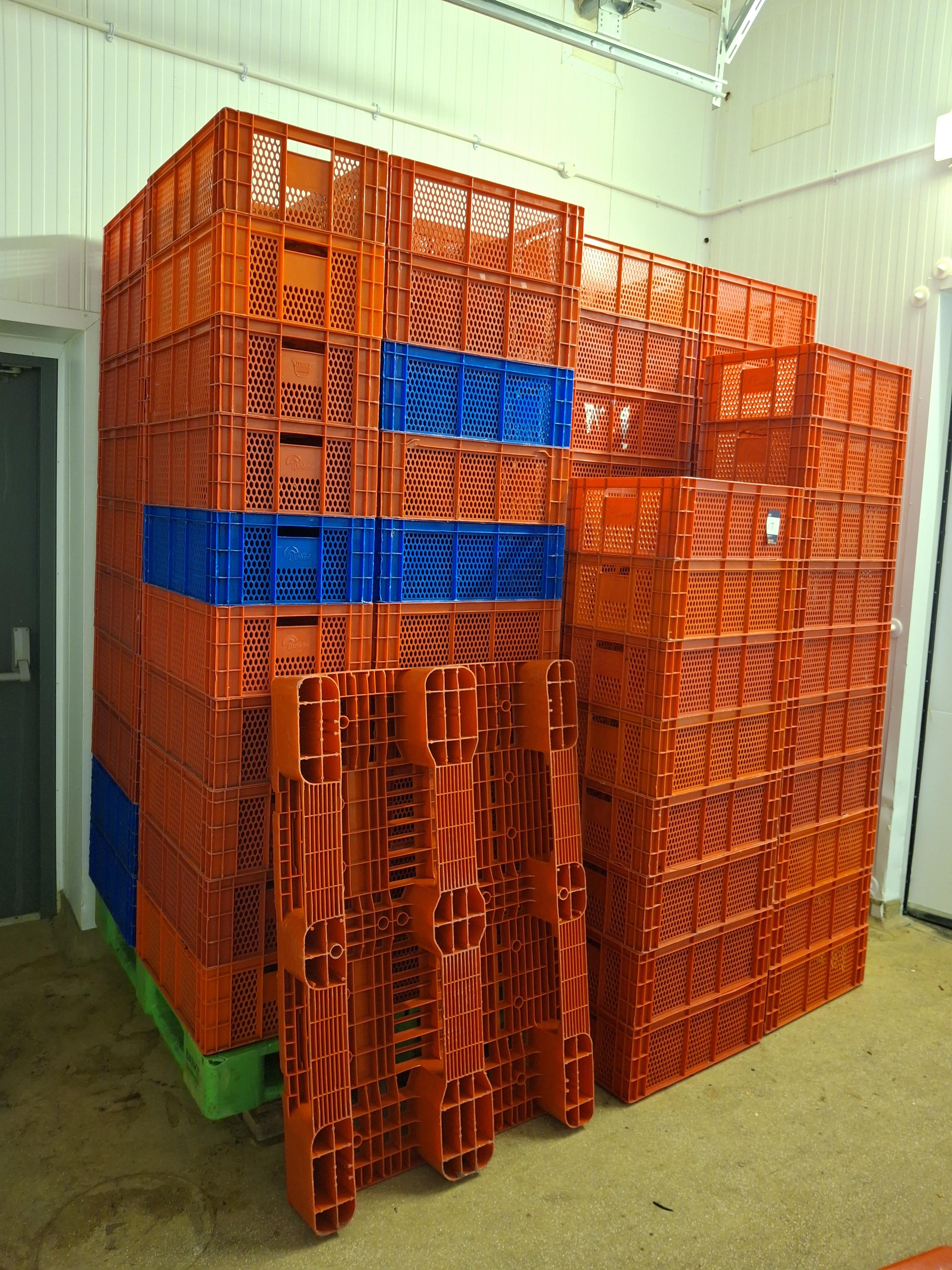 6 Plastic pallets and large quantity of red and blue plastic stackable crates - photo 1
