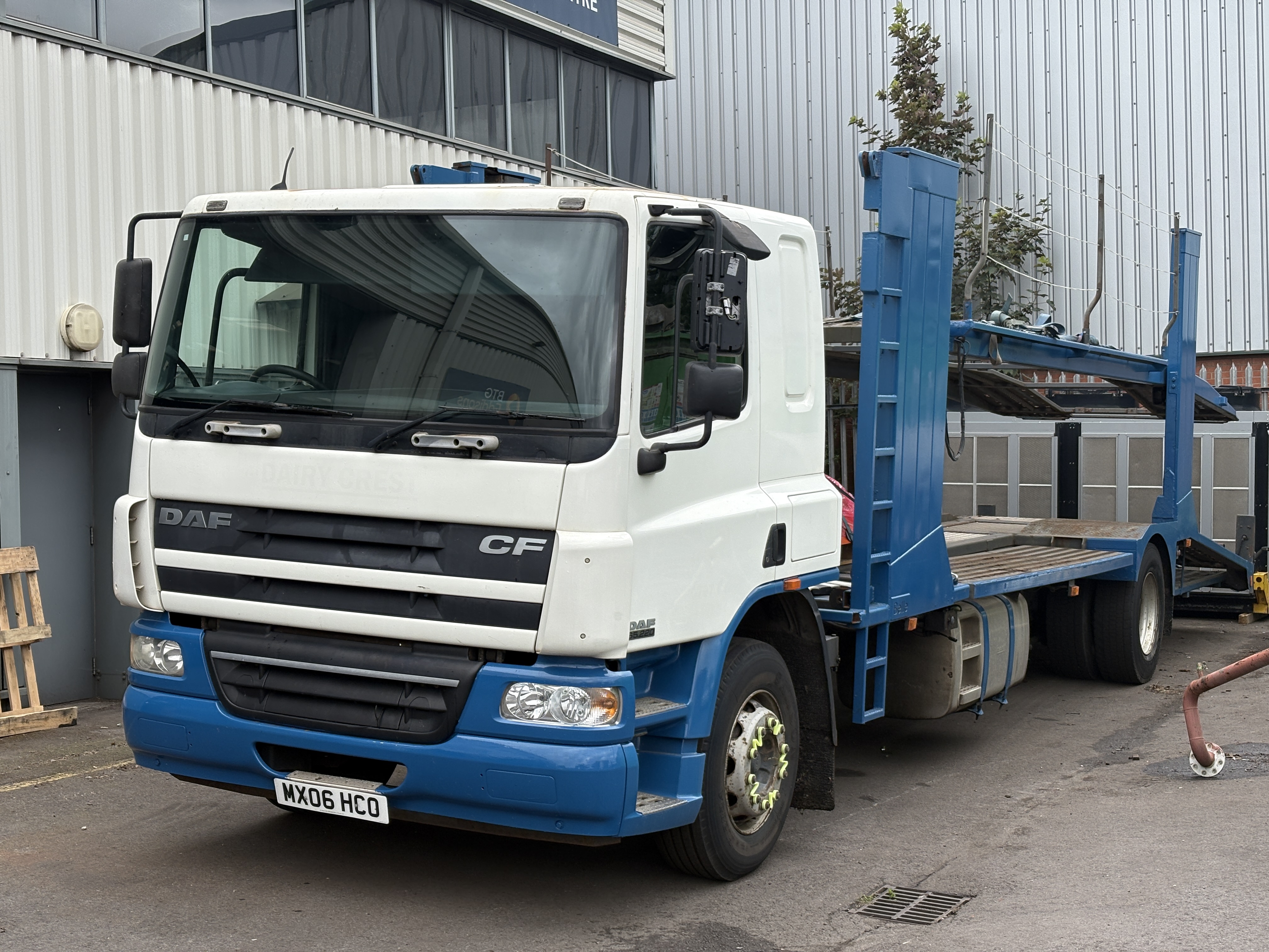 2006 DAF CF65 twin bed vehicle transporter. Odometer reads 679504km. Registration MX06HCO, vehicle i - photo 1