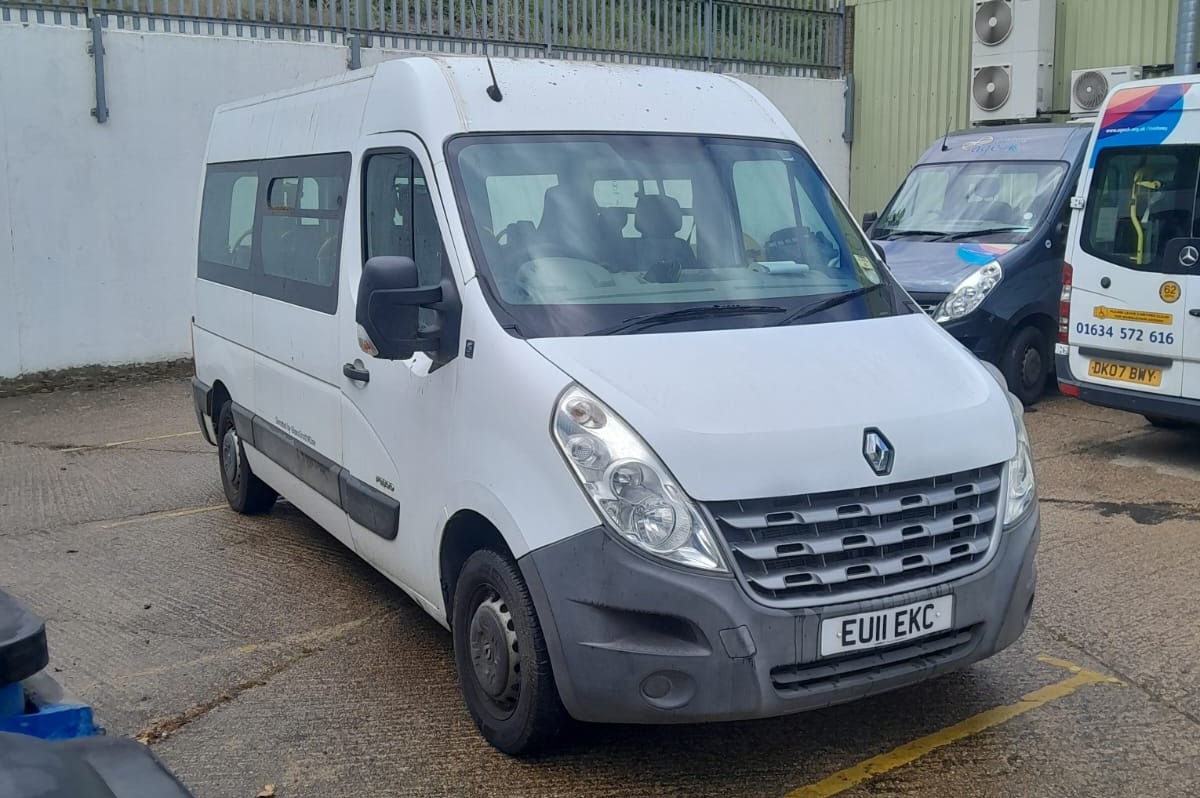 Renault Master MM33 dCi 100 12 seat minibus, registration EU11 EKC, odometer 103,357 miles, MOT expi - photo 1