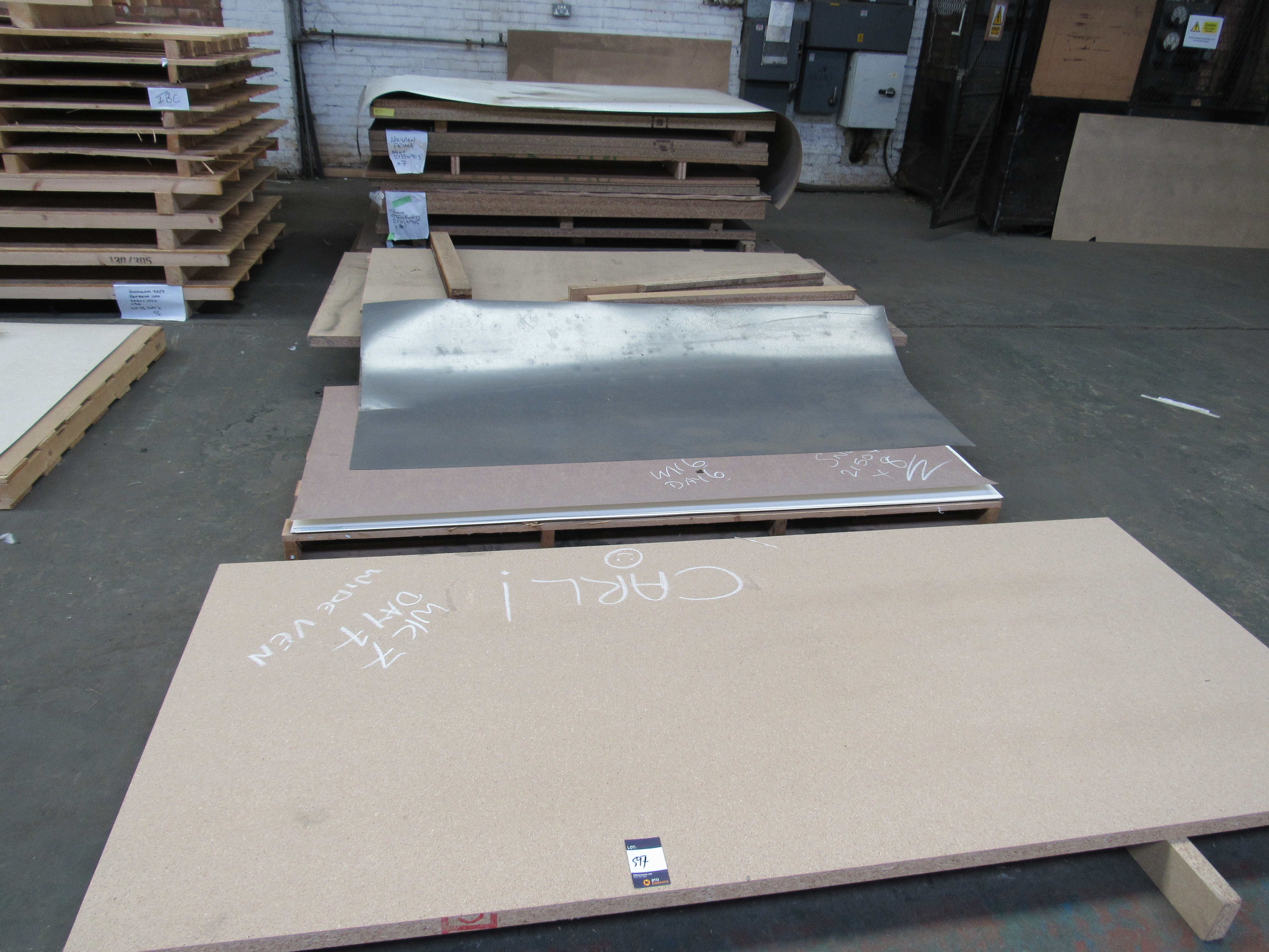 Table with various chairs - photo 1