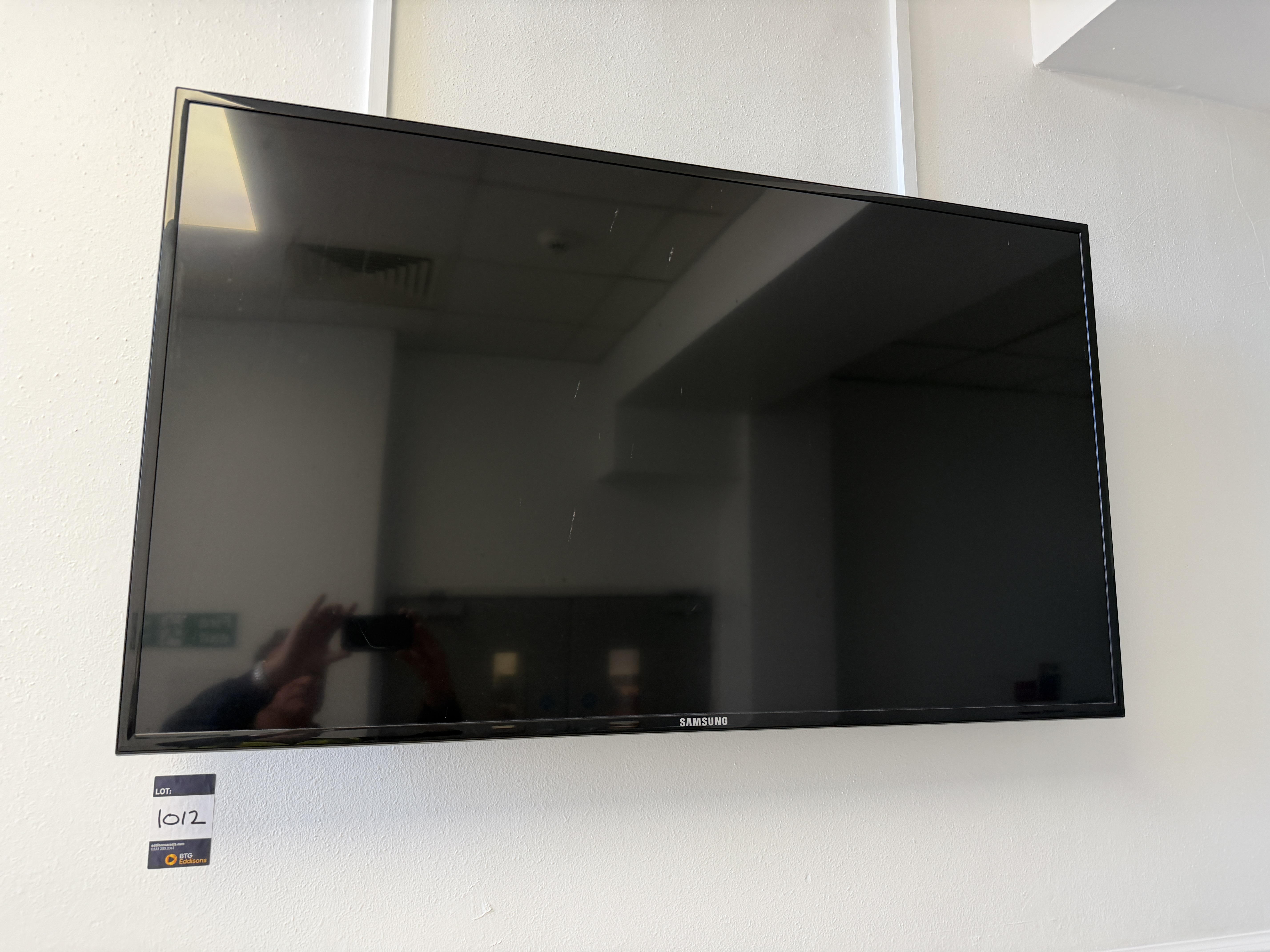 Samsung TV Screen 2 off. ED 55C 55'' TV Screen, no controls. (Please note this lot is located in the - photo 1