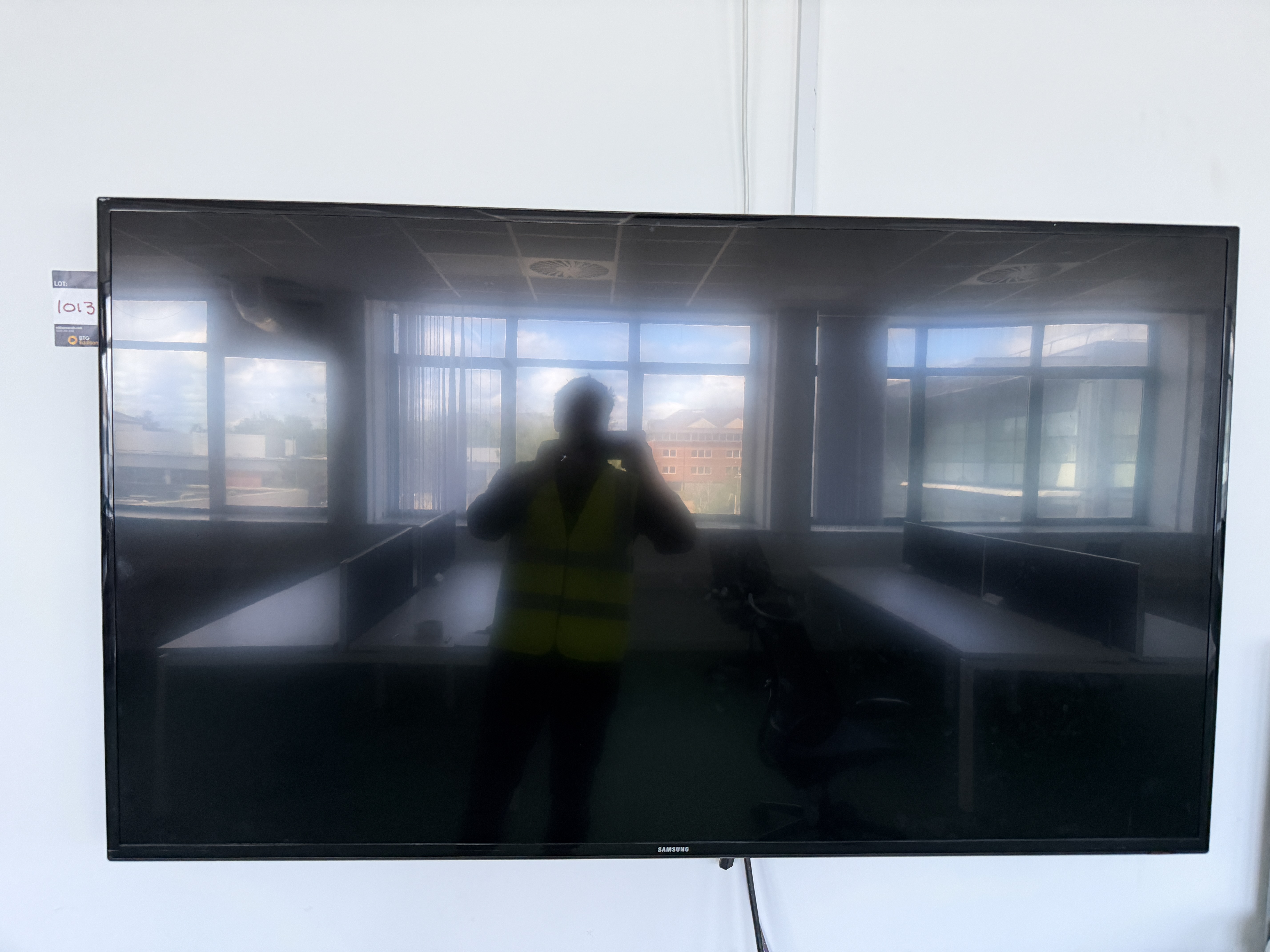 Samsung TV Screen. 65'' TV Screen. No controls. (Please note this lot is located in the 1st Floor Of - photo 1