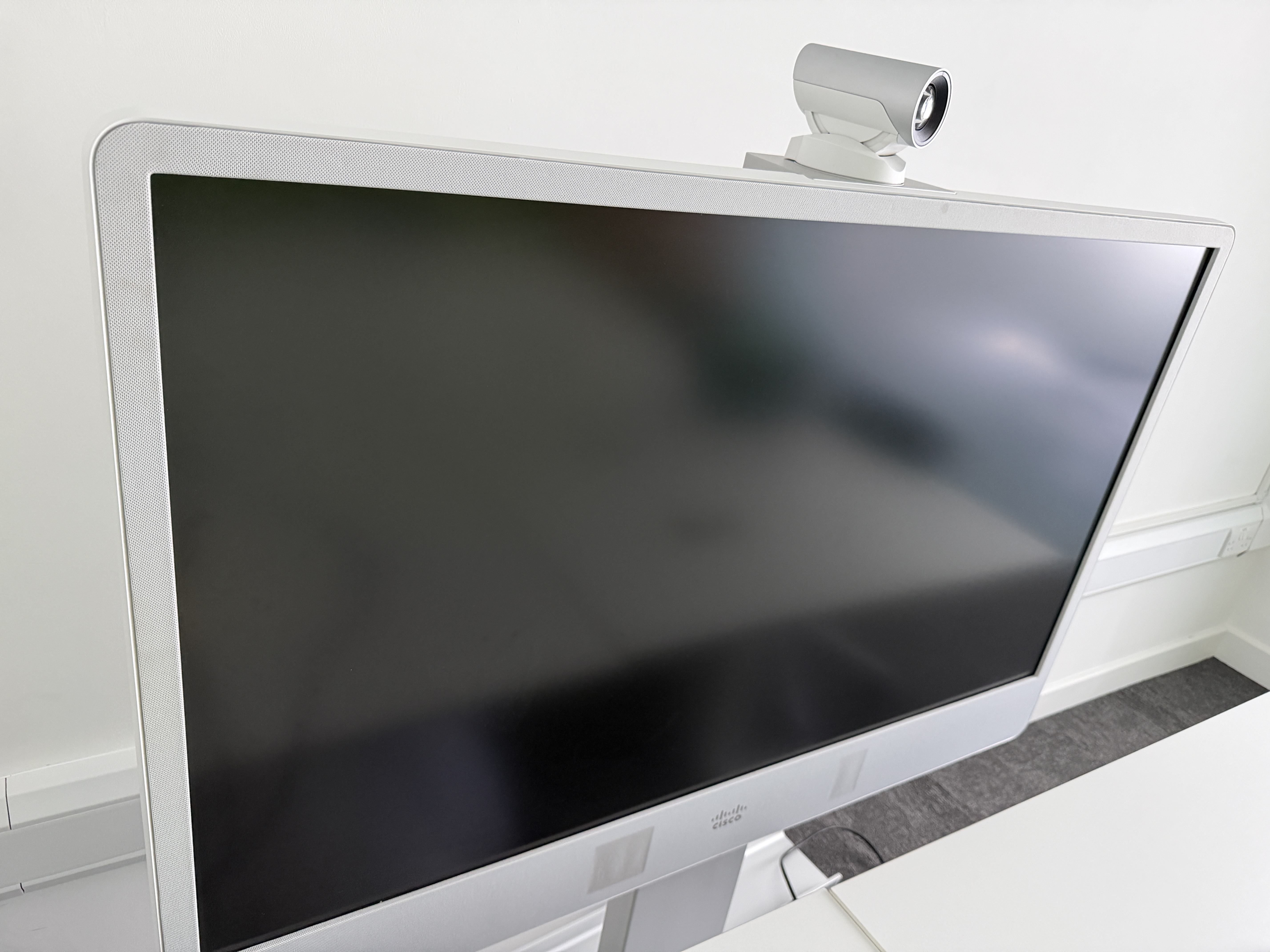 Cisco Interactive Presentation Screen with built in camera on stand. Screen 55 - photo 1