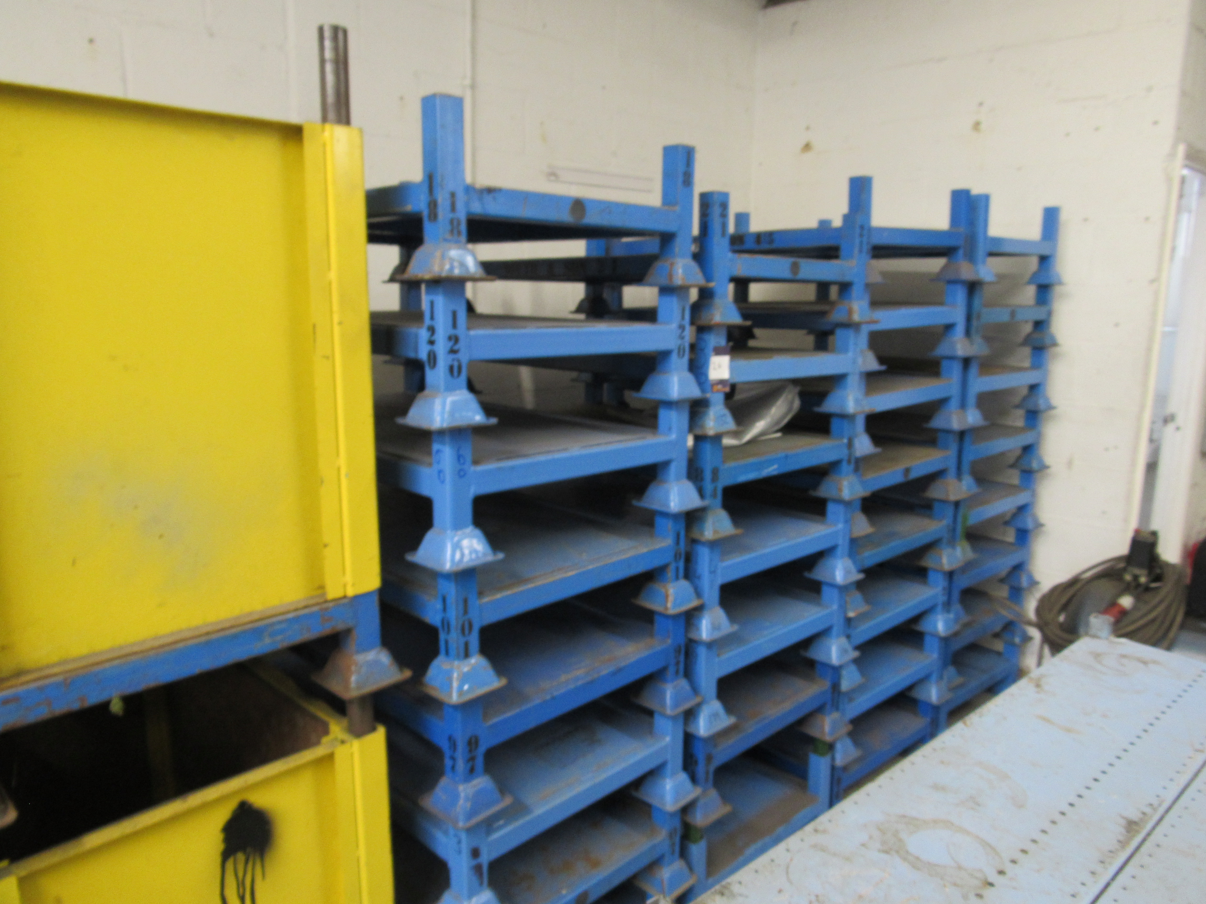 39 Various stillages - photo 1