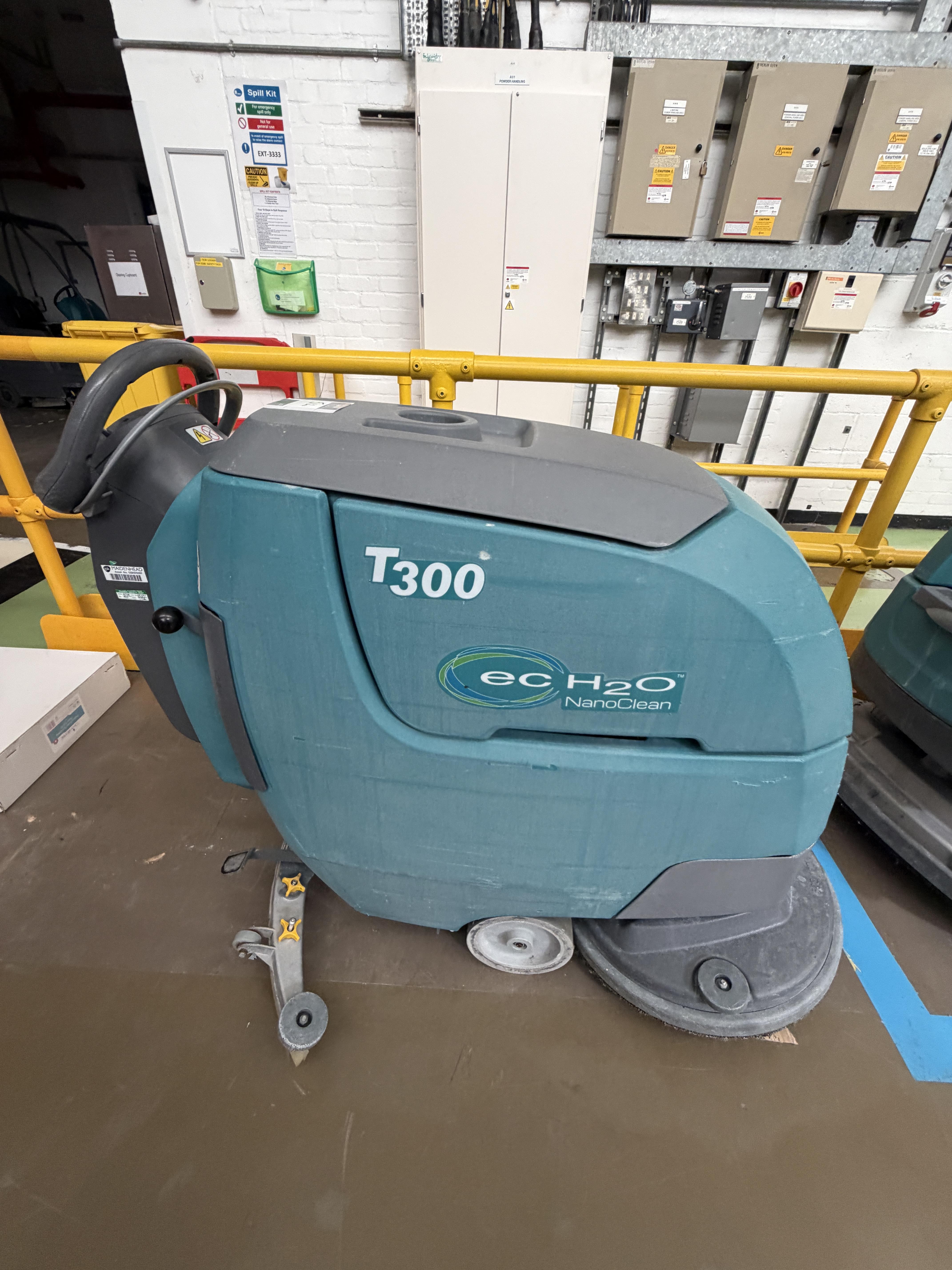 Tennant T300 walk behind electric floor scrubber. EC H20 Nano clean. 1812.5 hrs - photo 1