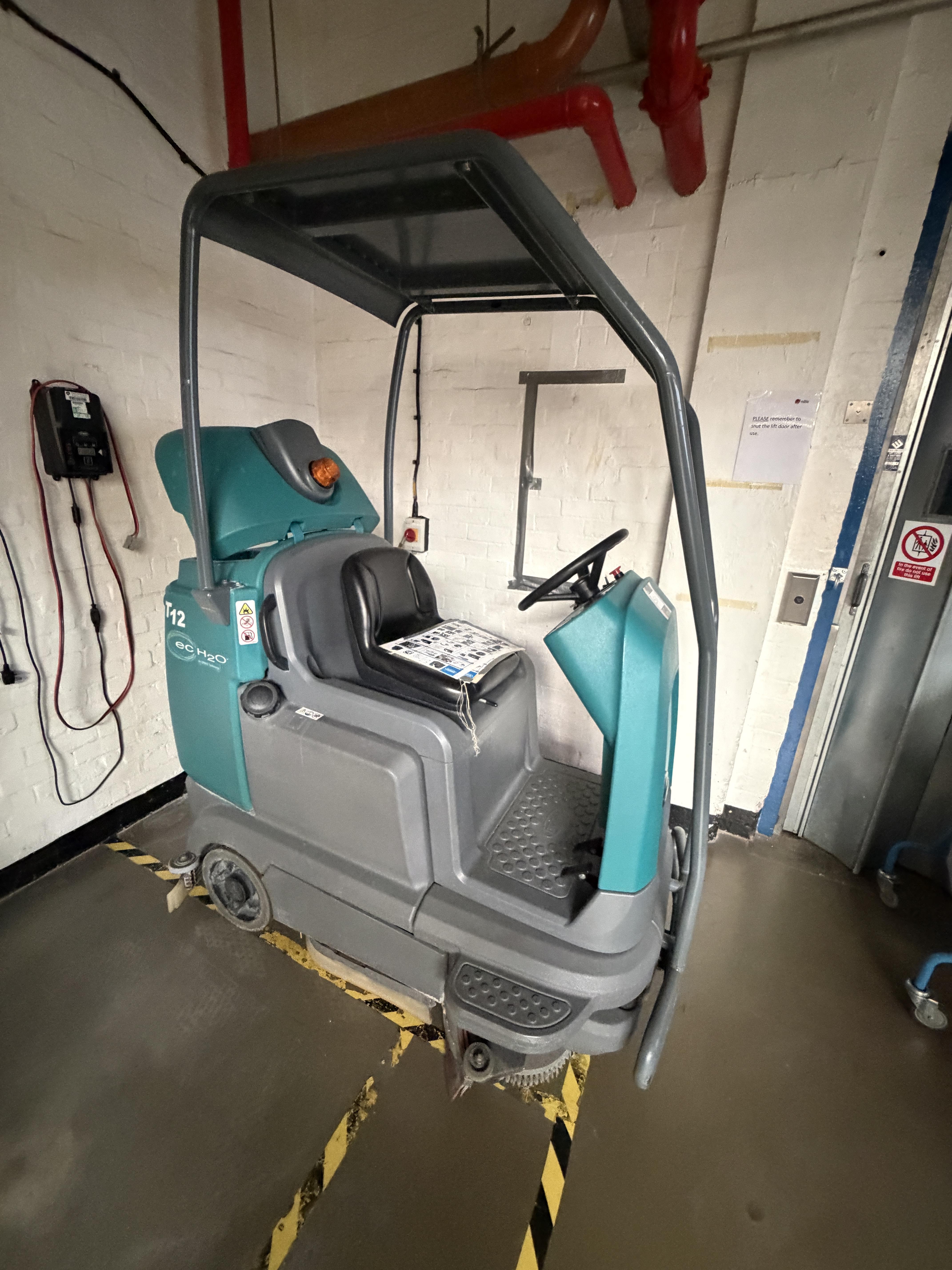 Tennant ride on compact battery floor scrubber dryer. T12 EC H20. YOM 2015. eH20 Technology. - photo 1