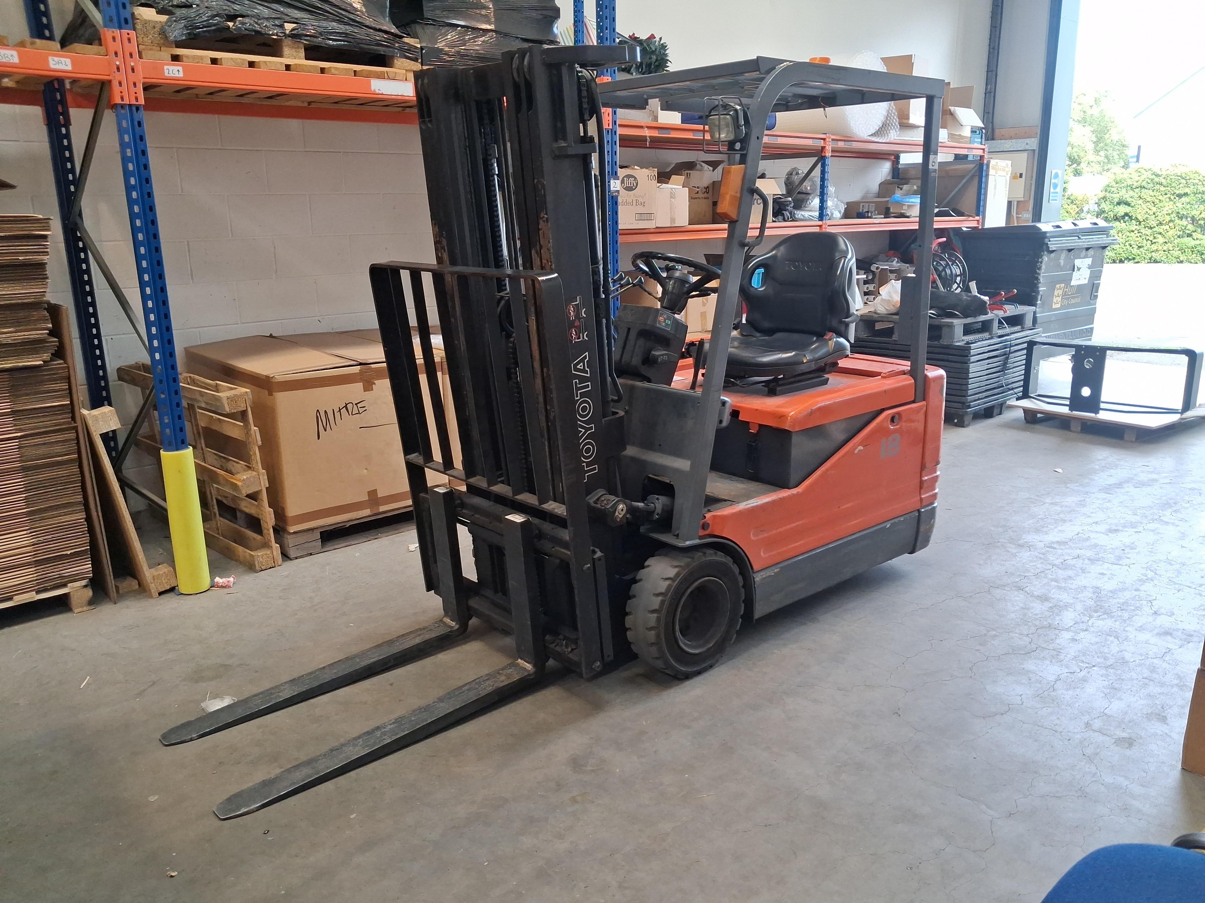 Toyota 18 Electric Triplex Mast Forklift - photo 1