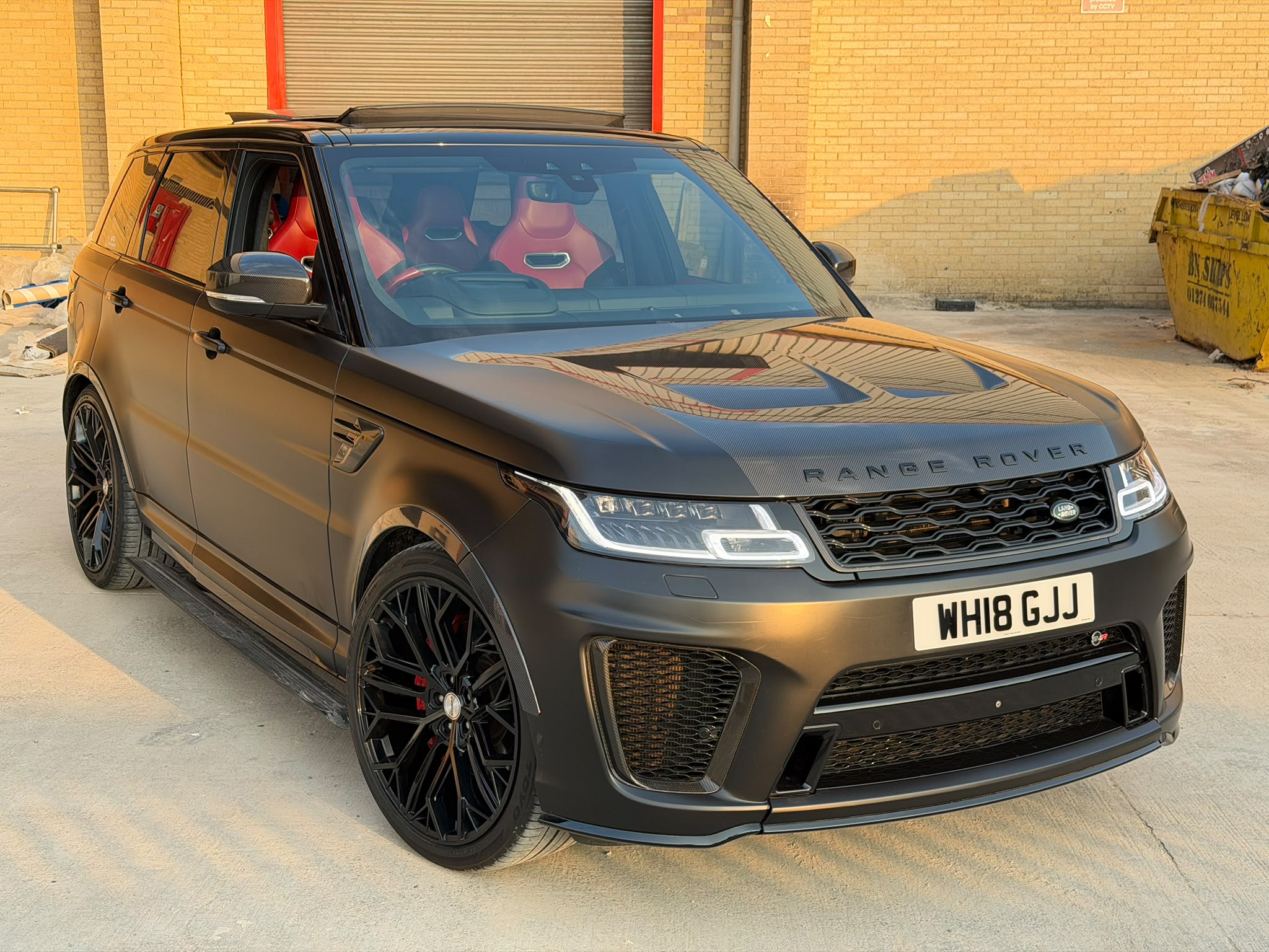 Land Rover, Range Rover Sport, 5.0 V8 S/C 575 SVR 5Dr Auto, LED star light suede roof lining, Red/Ba - photo 1
