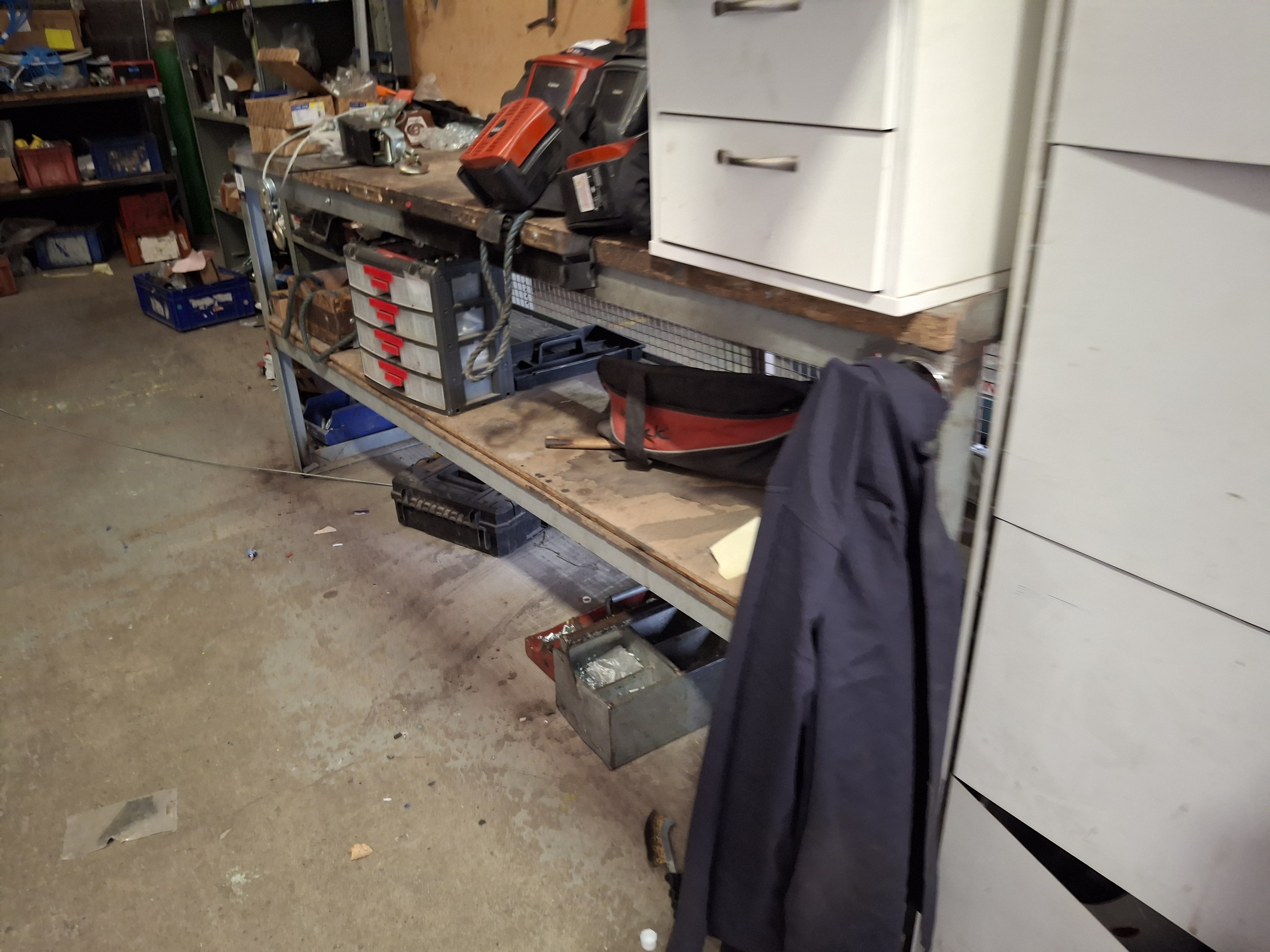 Cabinet, workbench and 2 bays of stores racking including nuts, bolts and metal components (not lot - photo 1
