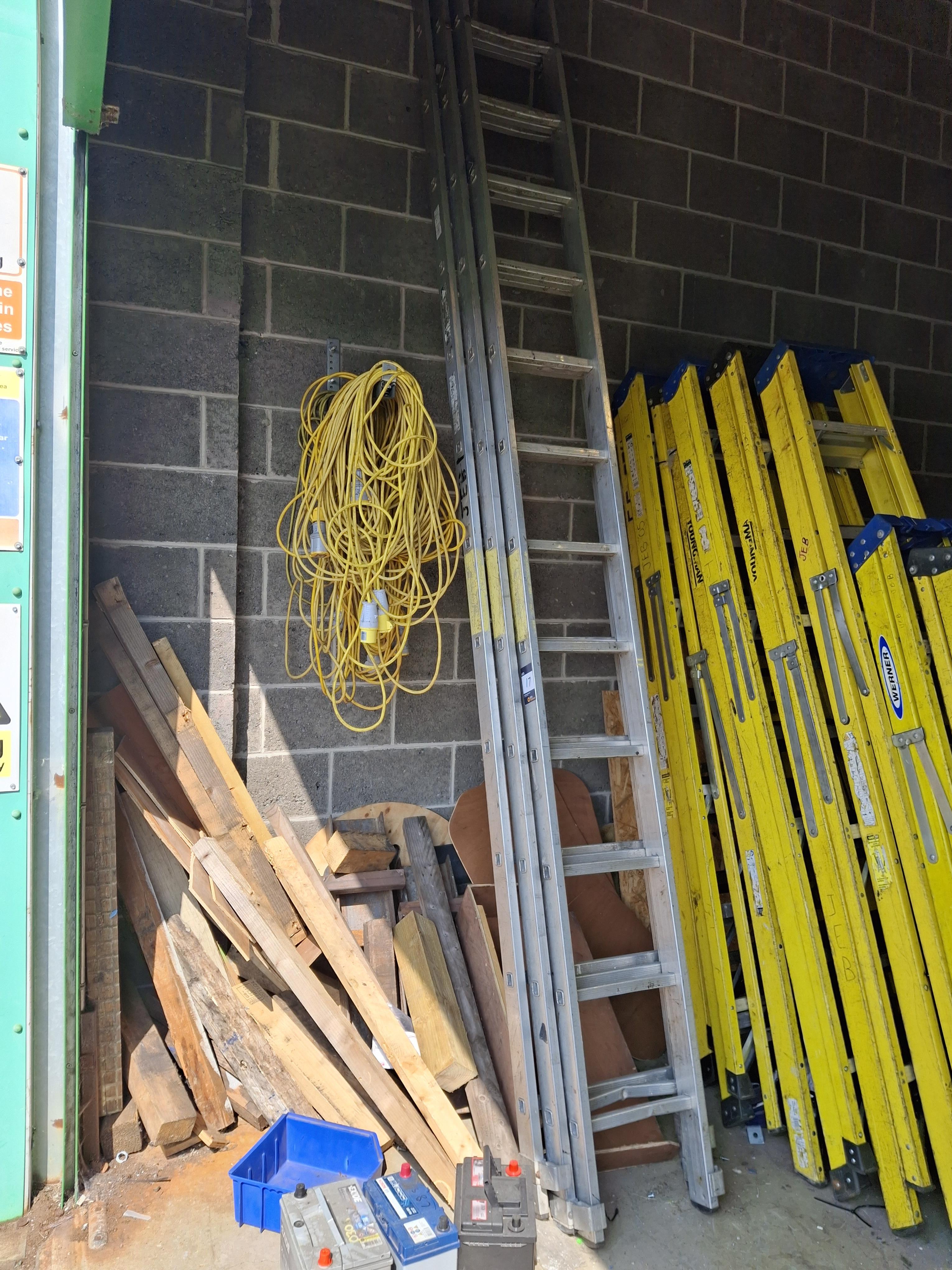 Aluminium triple extension ladder - photo 1