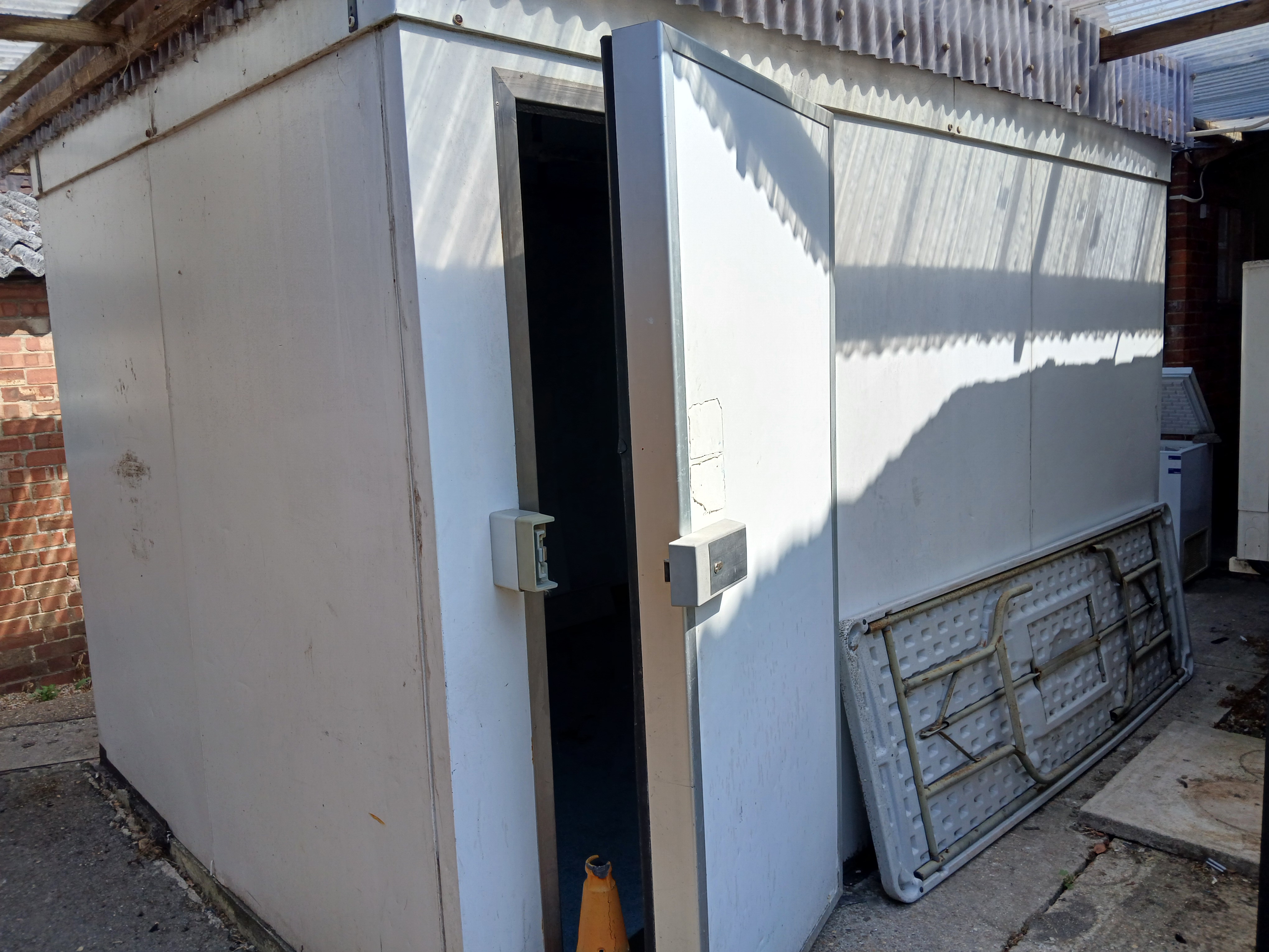 Modular Single Door Walk-in Fridge (Approx. 10ft x 10ft) (Viewing strongly recommended to ascertain - photo 1