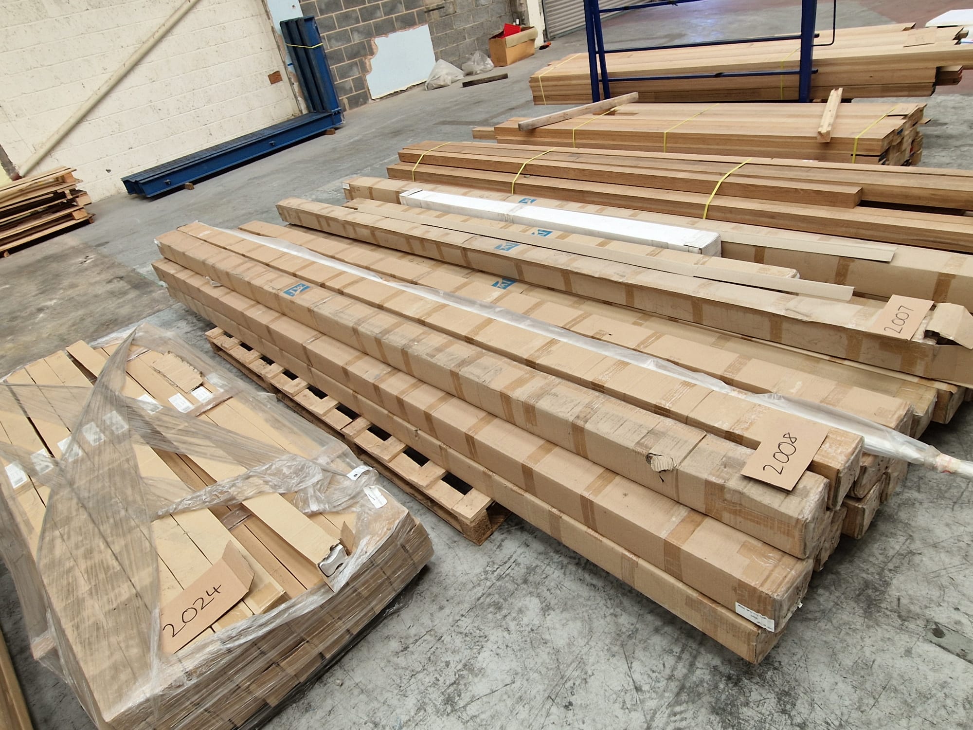 12no 3.6m Oak folding door frames. Small bundle of white plastic trim. - photo 1