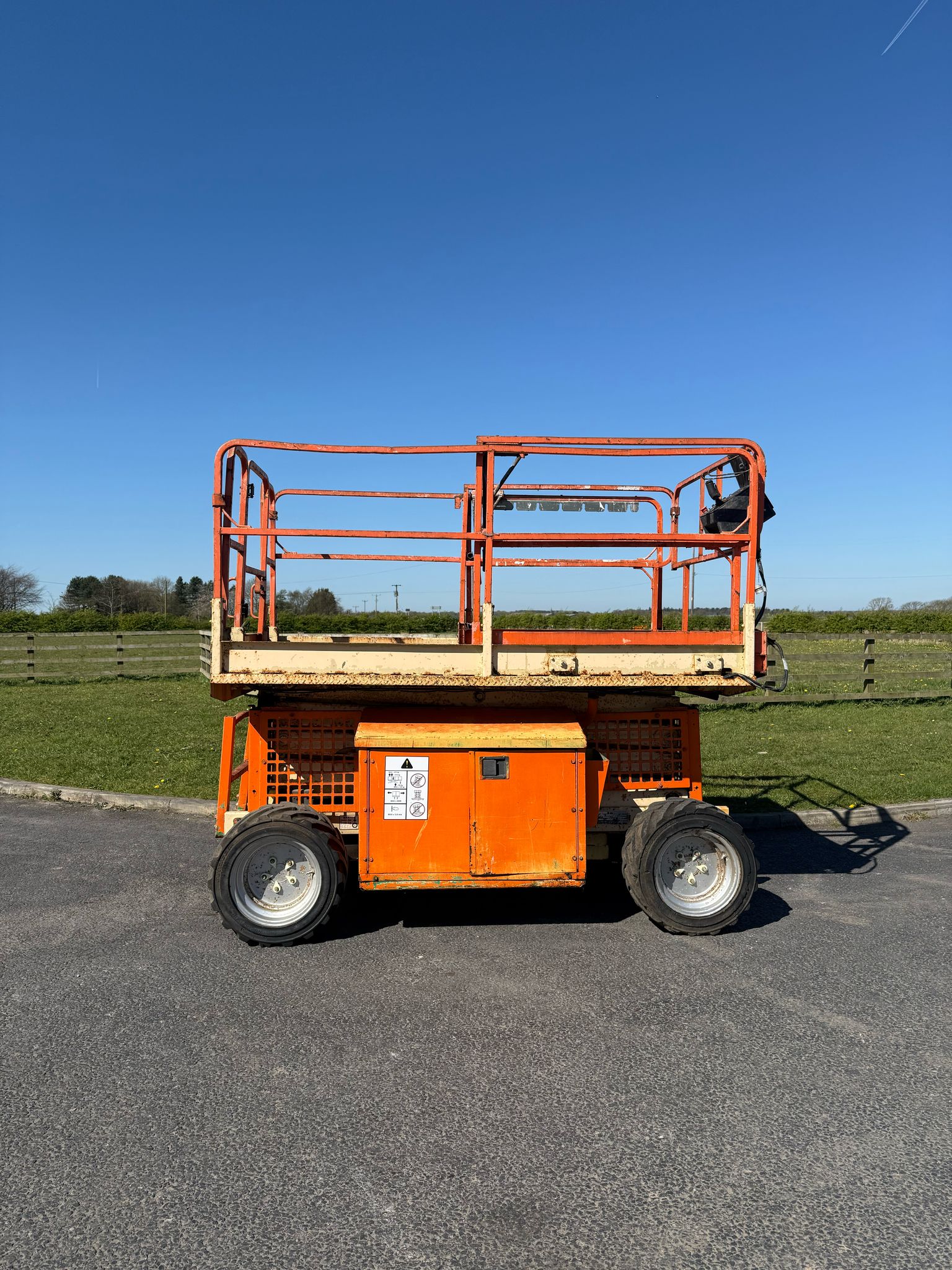 JLG 260MRT 4x4 Scissor Lift runs, drives and lifts diesel working height 9.92m workload capacity - photo 1