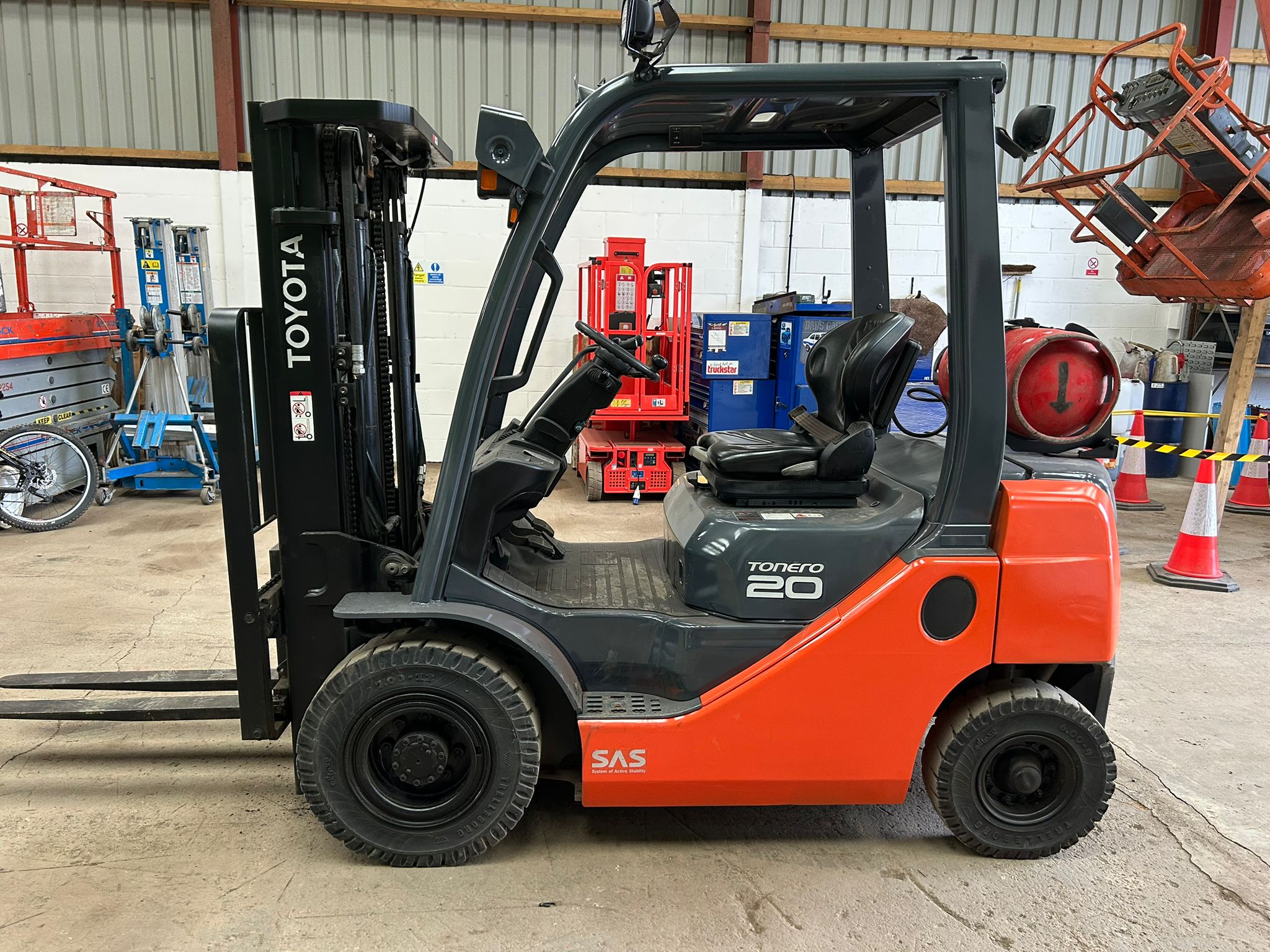 Toyota 2.0 2012 Gas Fork truck 4.3m mast with side shift 1085 Hours Loler tested Location- Leed - photo 1