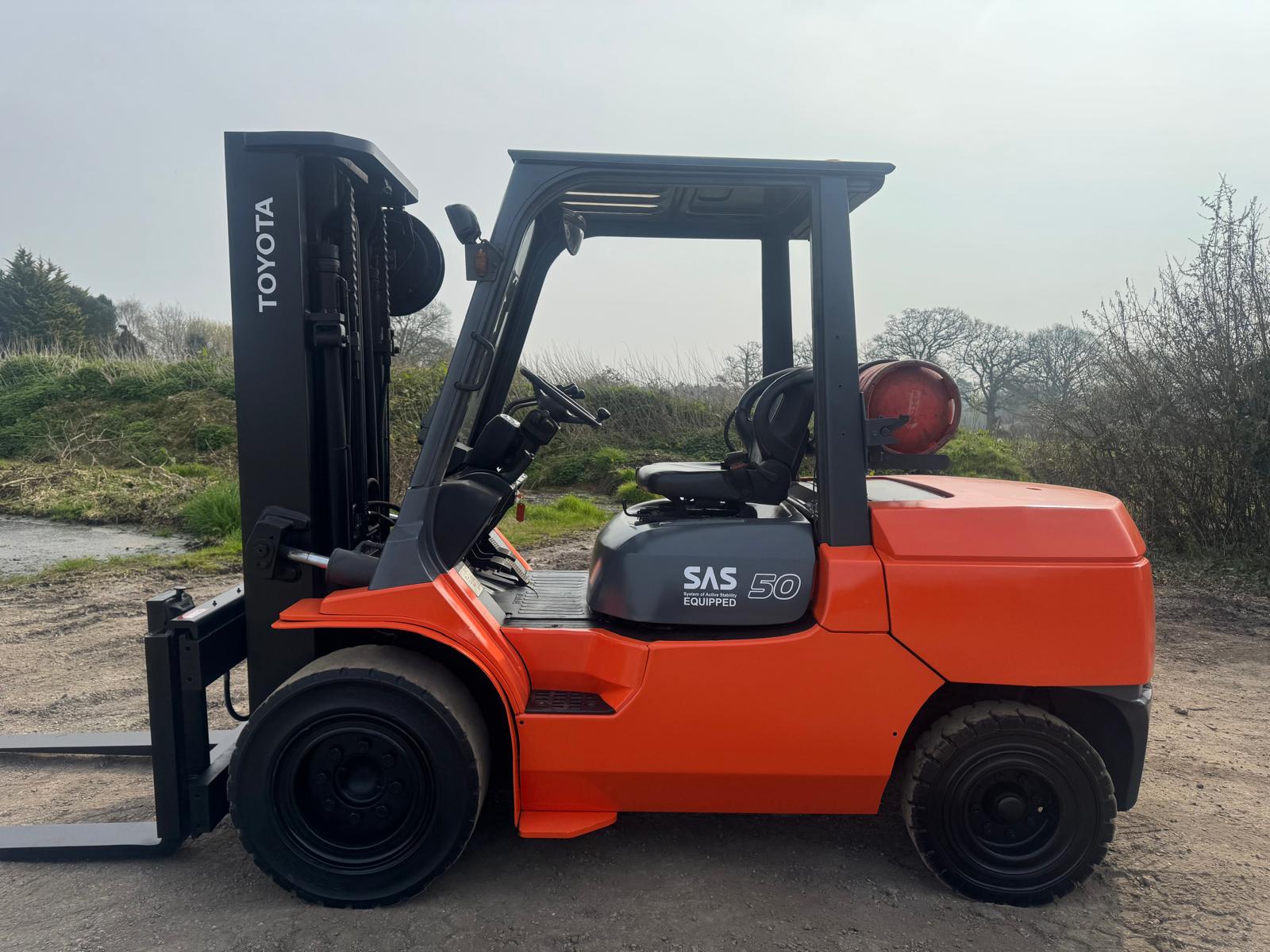 2013 Toyota 5 Tonne Gas Forklift, 3335 Hours, Side Shift, 4.3m Lift Height - photo 1