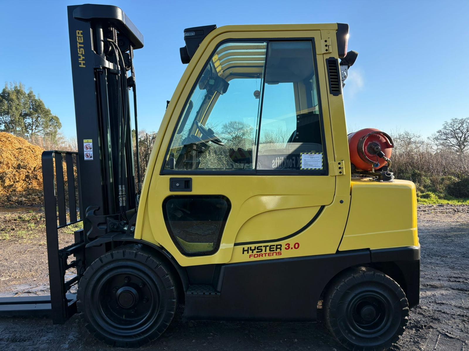 Hyster 3 Tonne Gas Forklift 3.6 metre lift full cab side shift and fork positioner reversing cam - photo 1