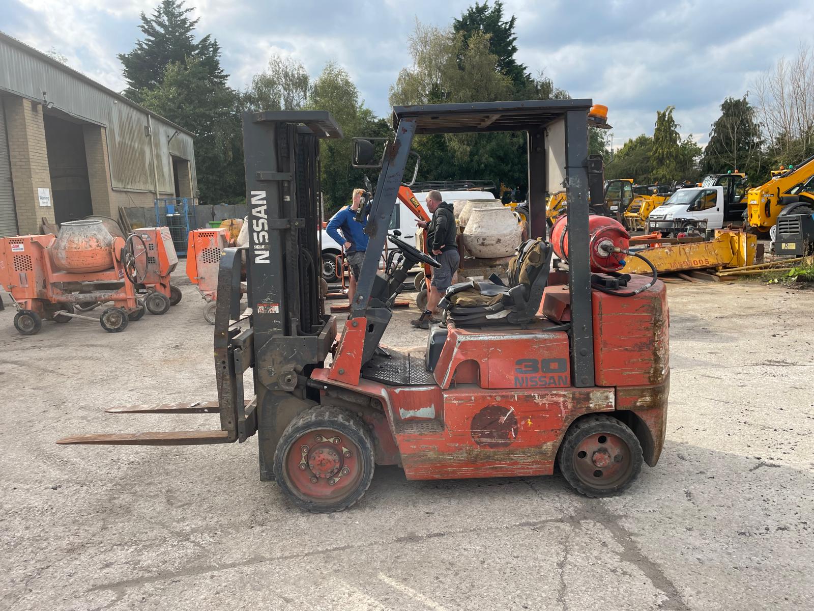 NISSAN - 3.0 Ton Gas Forklift - Triple / Container Spec (4.3m Lift - 9,821 hours) NISSAN 3.0 Ton G - photo 1