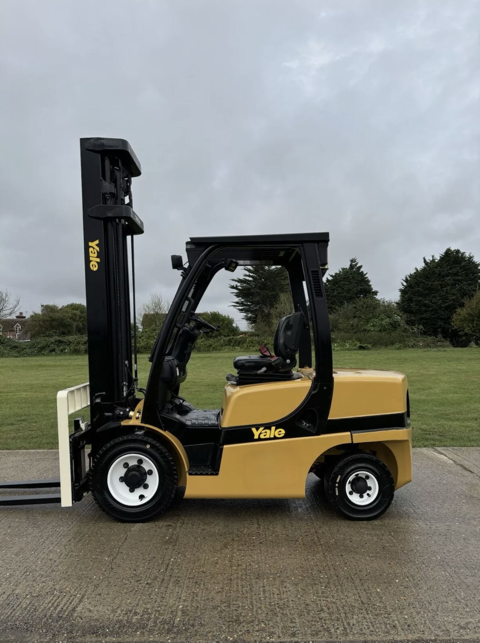 2015, YALE - GDP35VX V3045 - Diesel Forklift Truck (3700 hours) 2015 YALE Diesel Forklift Truck - photo 1