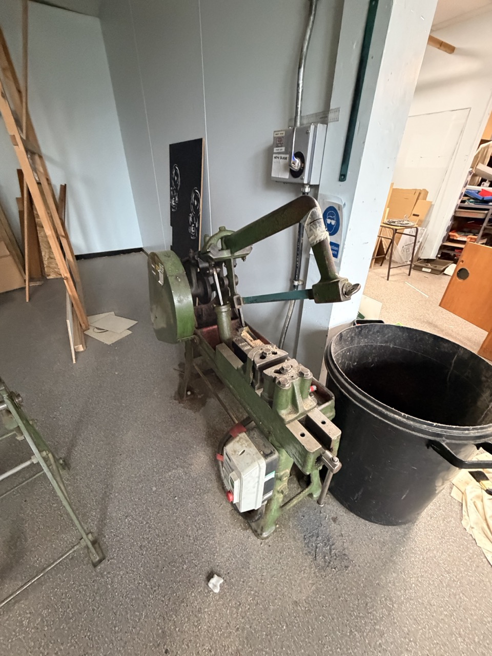 Rapidor Power Hacksaw – Cast Iron, Flywheel Drive, Floor-Standing, No Reserve - photo 1