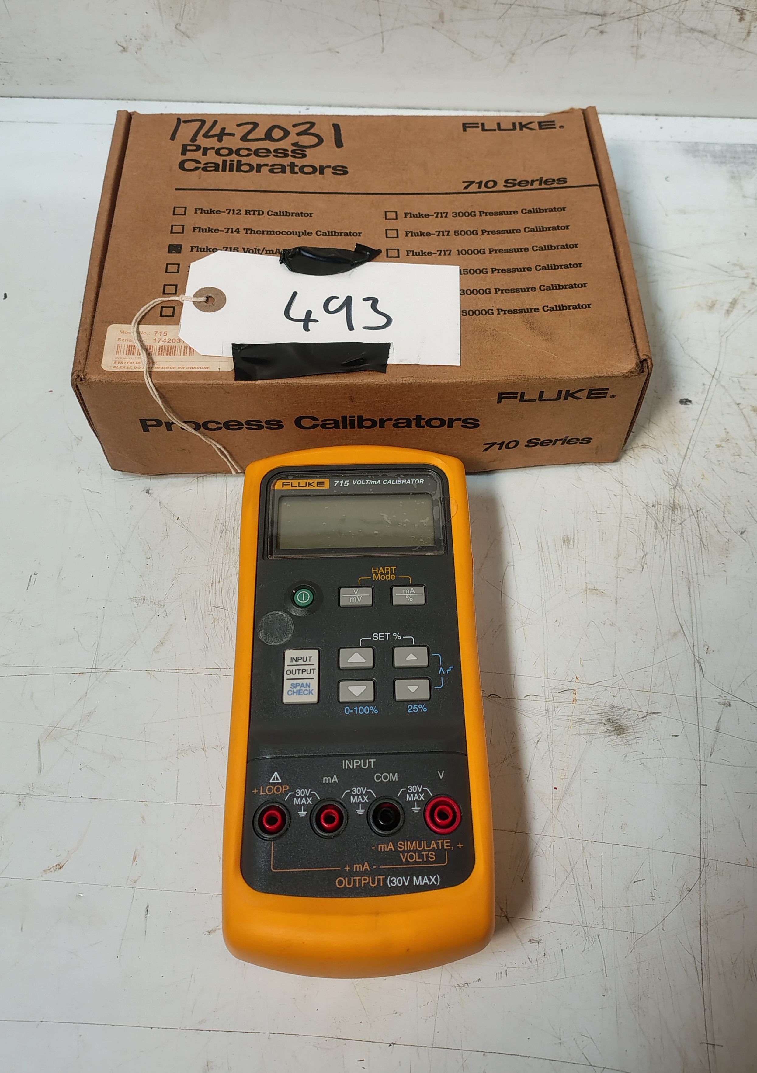 Fluke 715 Volt/mA Calibrator - photo 1