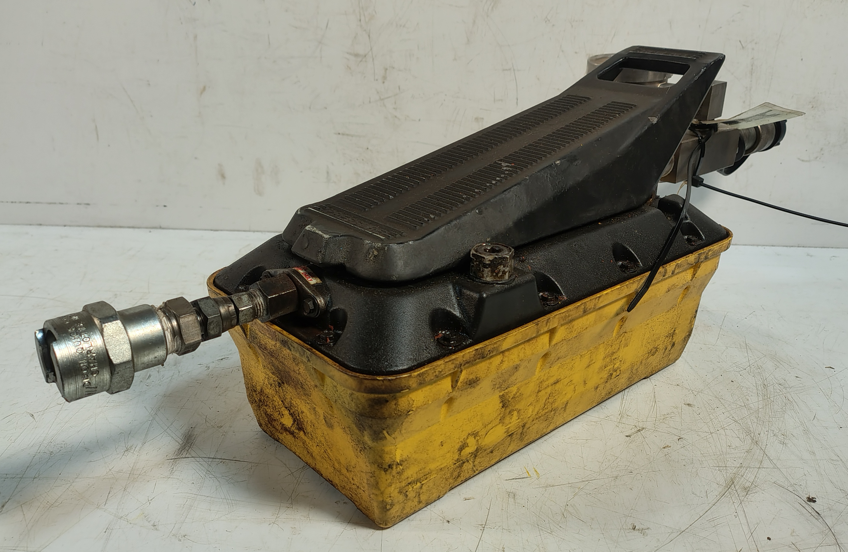 Enerpac PATG1102N 700Bar Single Speed Hydraulic Air Pump Foot Operated - photo 1