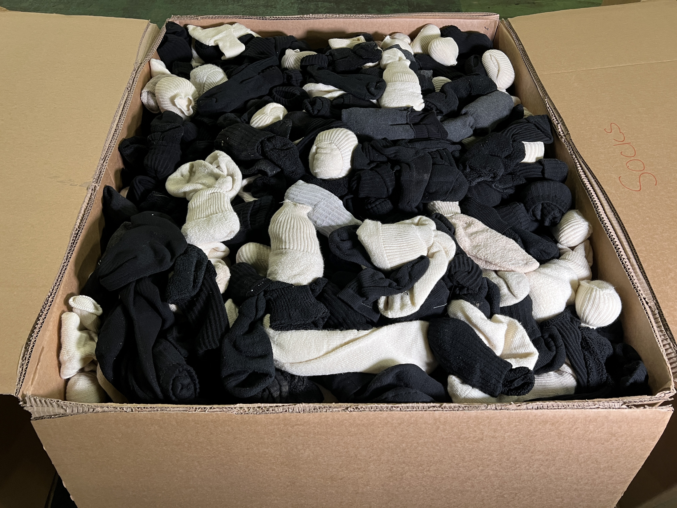 Various mixed socks - various sizes - paired & unpaired - unknown quantity - 191kg - photo 1