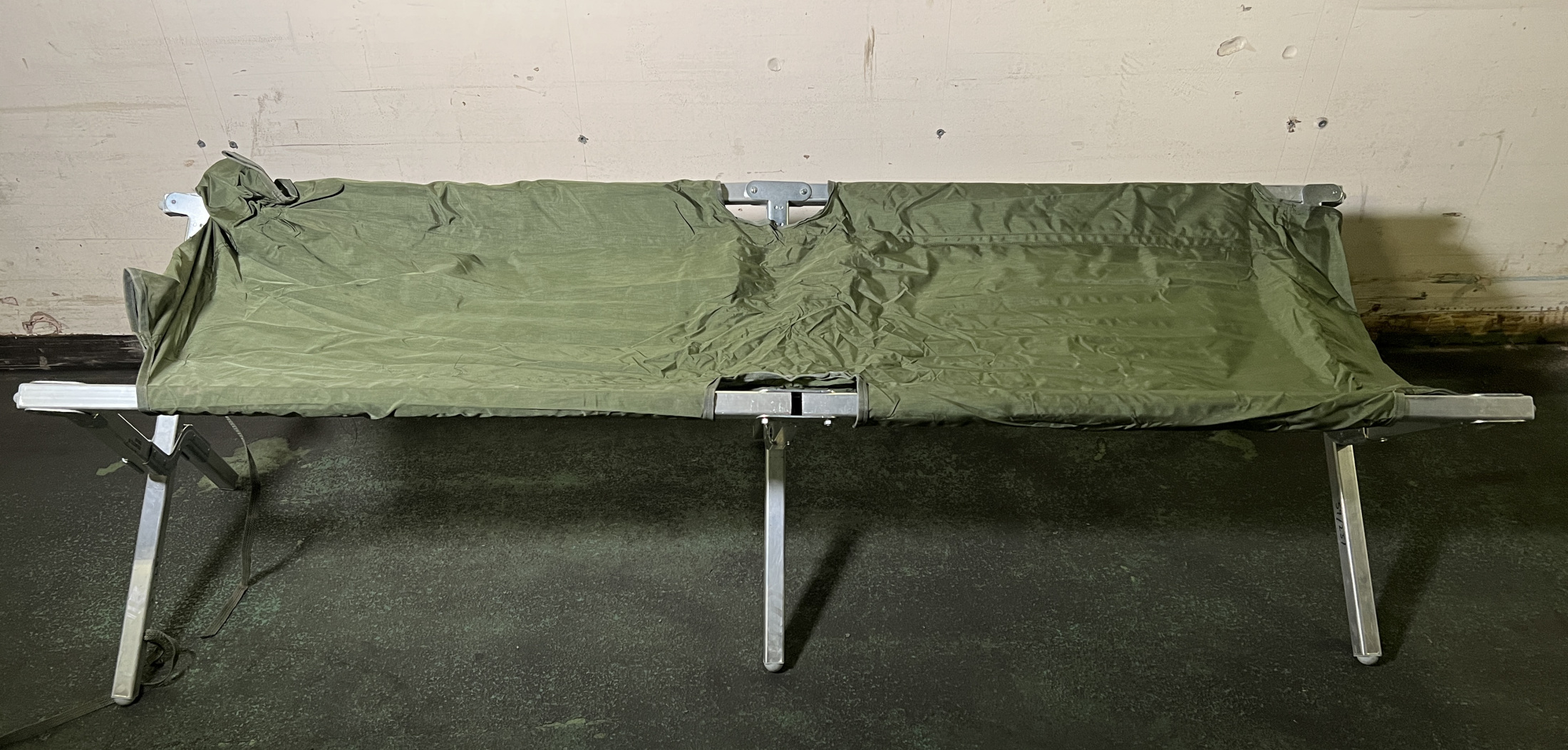 30x British Forces folding cots - in need of some repair - photo 1