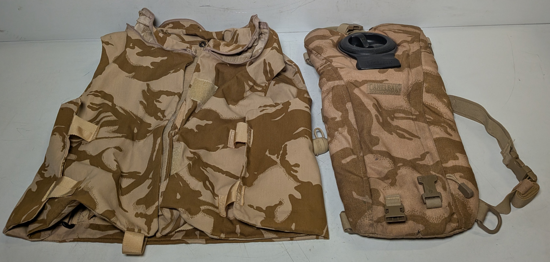 Various types of ex-military desert accessories - 183kg – may require repair/be incomplete - photo 1