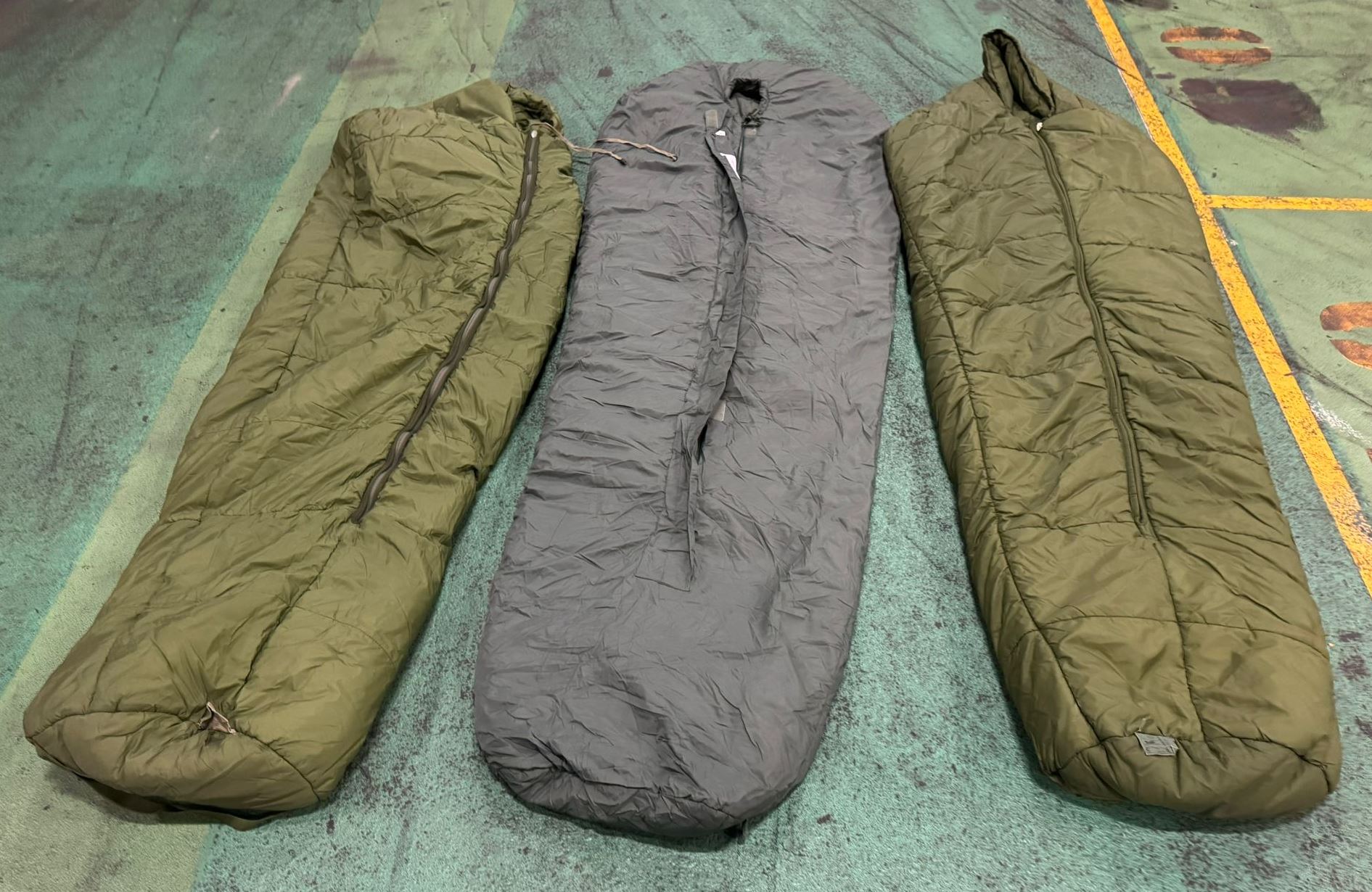30x Medium weight sleeping bags - various types - may include arctic - photo 1