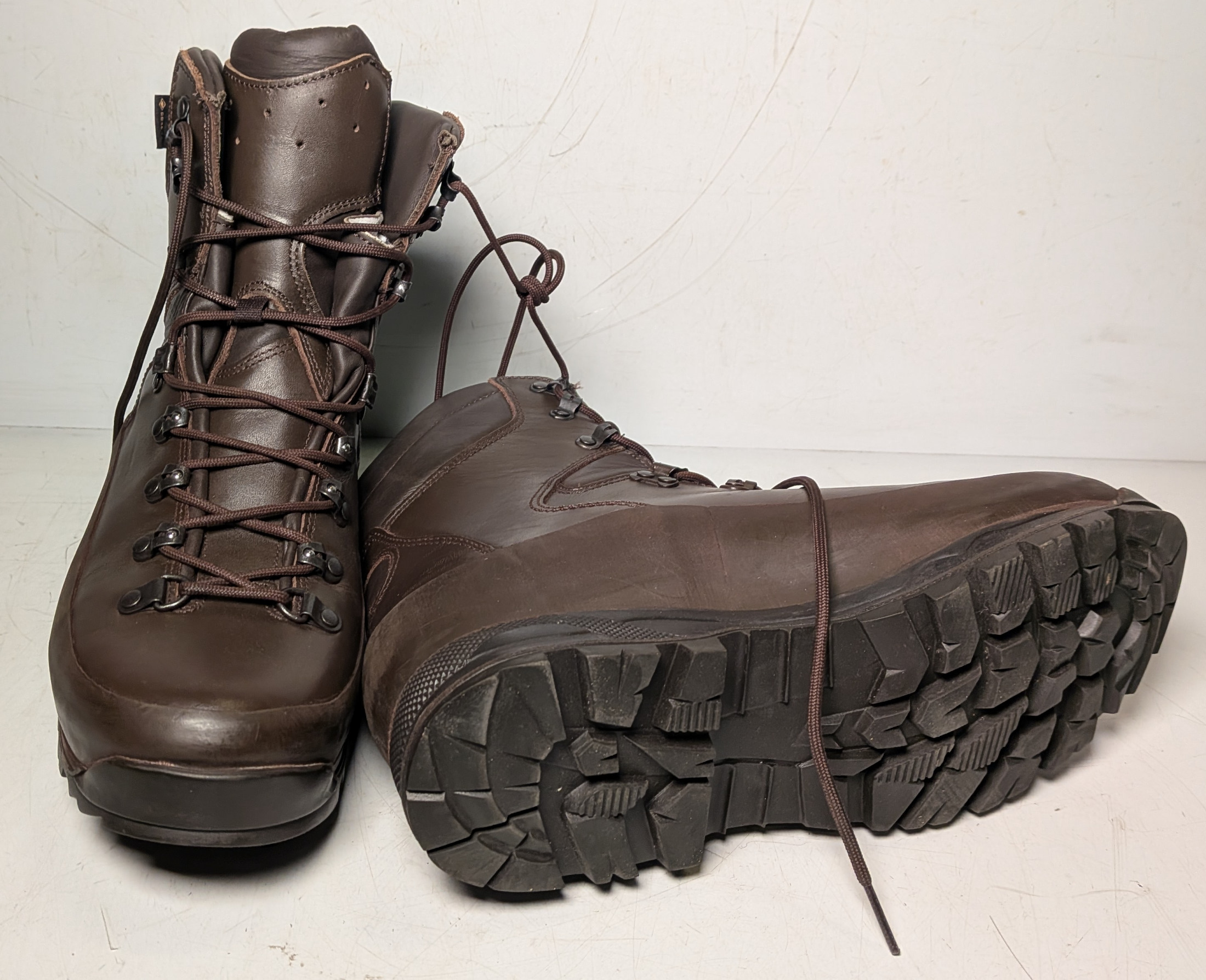 50x pairs of grade 1 various combat boots - may include Magnum, YDS, Haix - mixed sizes - photo 1