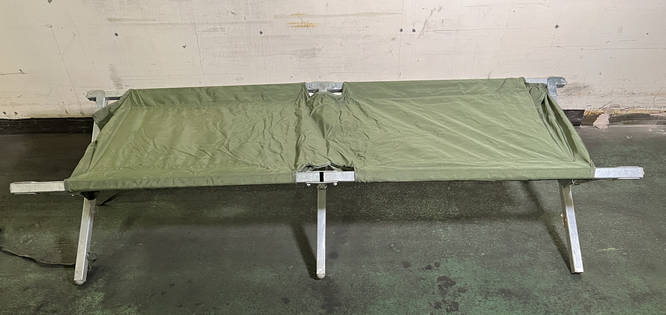 35x British Forces folding cots - in need of some repair - photo 1