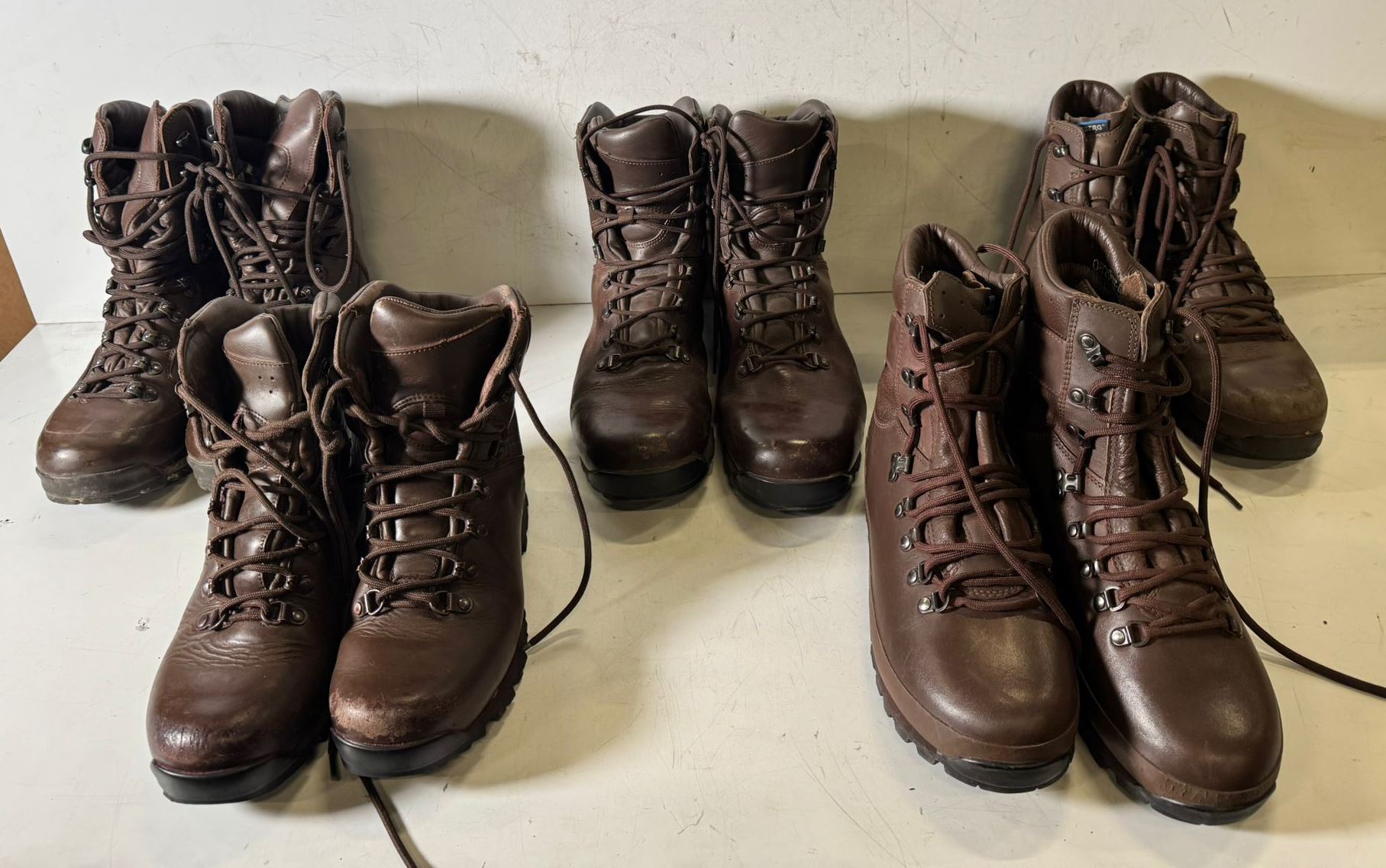 100x pairs of grade 2 various combat boots - may include - Magnum, YDS, Haix - mixed sizes - photo 1