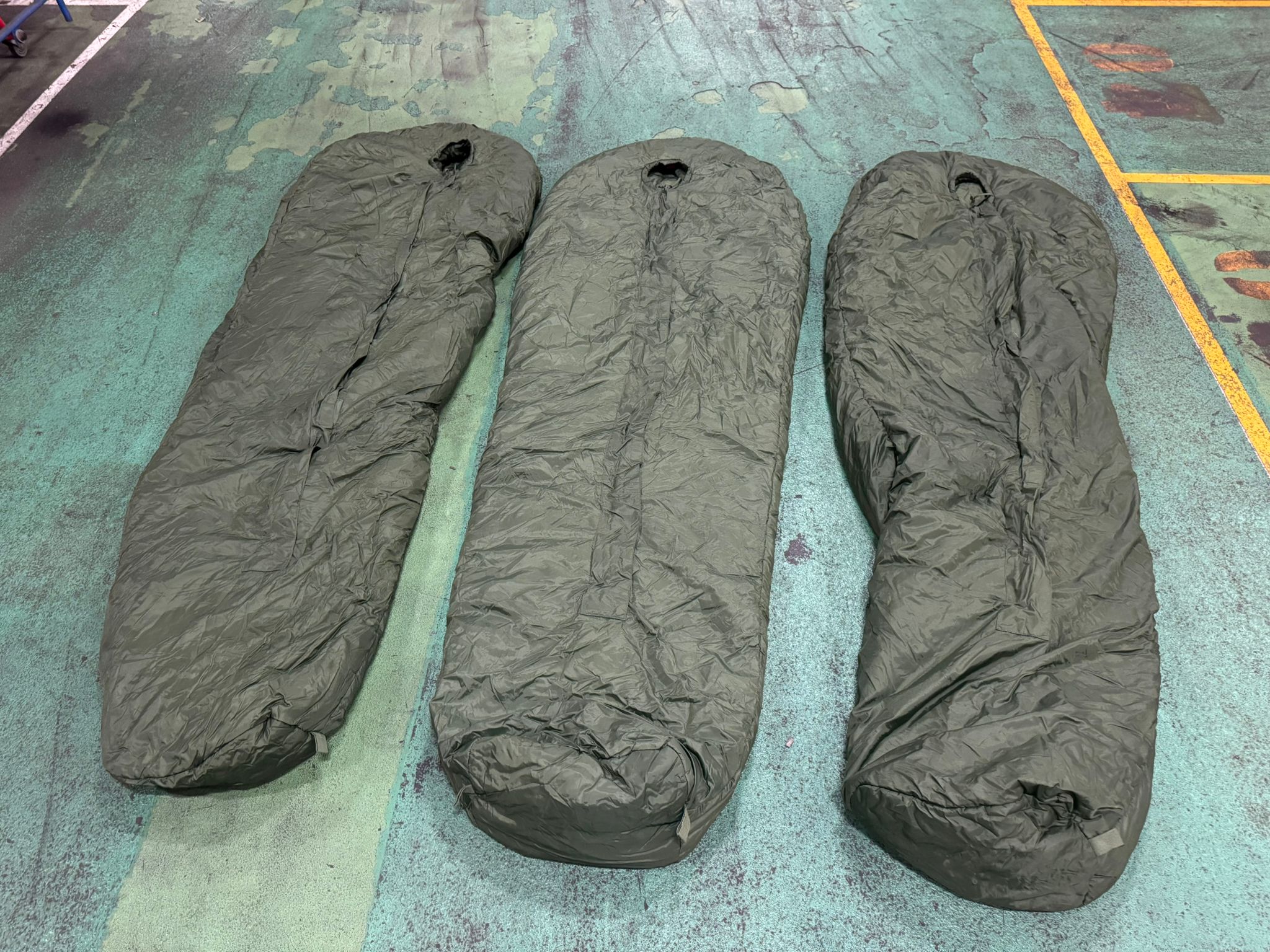 30x Medium weight sleeping bags - various types - may include arctic - photo 1