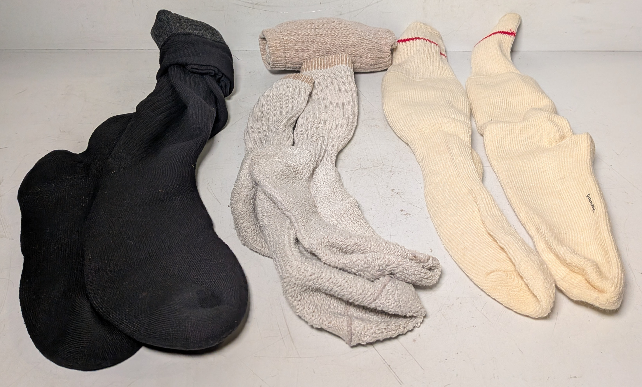 Various mixed socks and sizes - paired & unpaired - unknown quantity - 152kg - photo 1