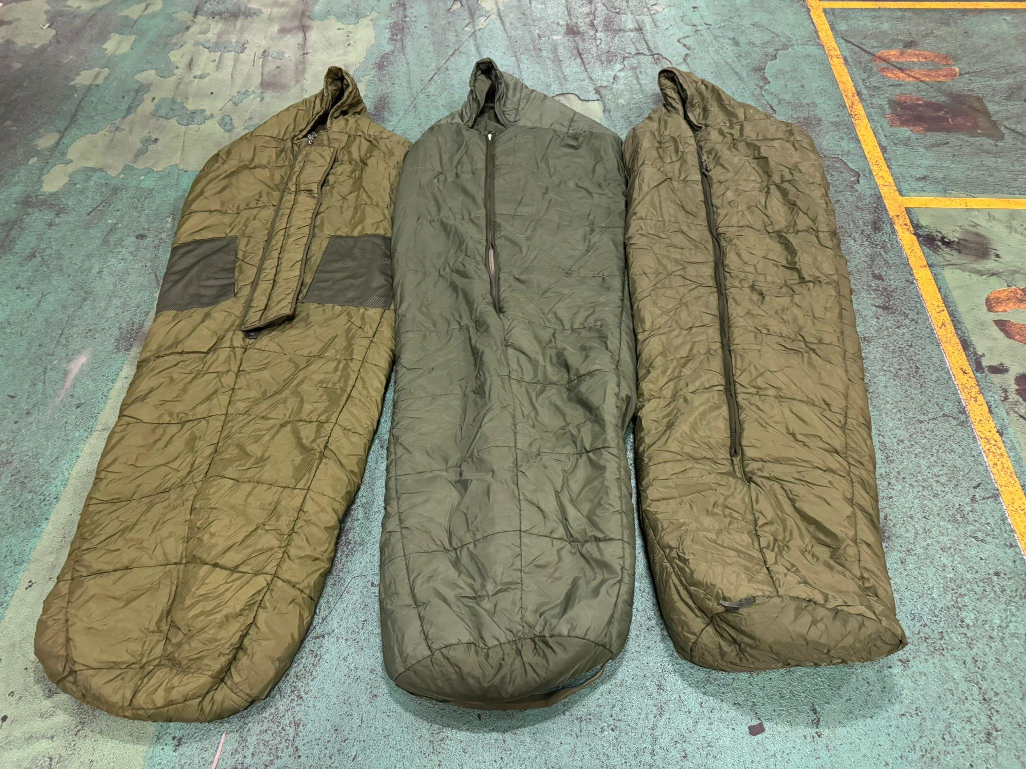 30x Medium weight sleeping bags - various types - may include arctic - photo 1
