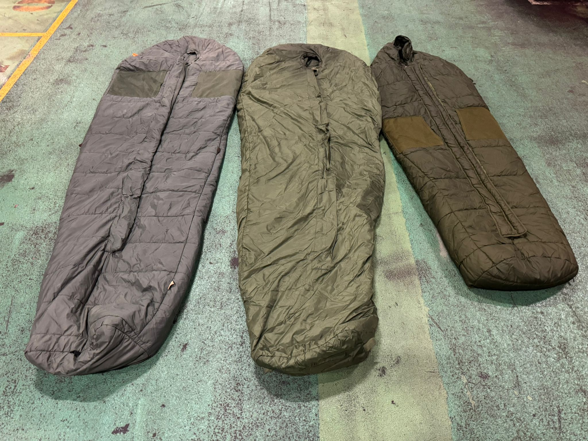 30x Medium weight sleeping bags - various types - may include arctic - photo 1