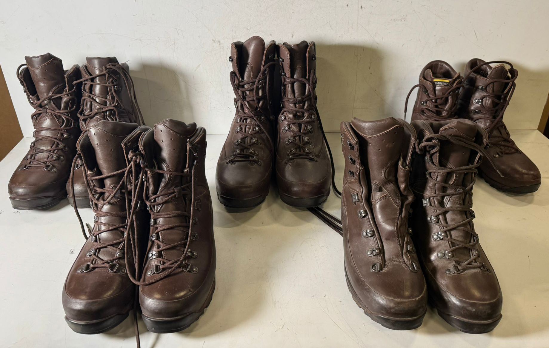 100x pairs of grade 2 various combat boots - may include - Magnum, YDS, Haix - mixed sizes - photo 1