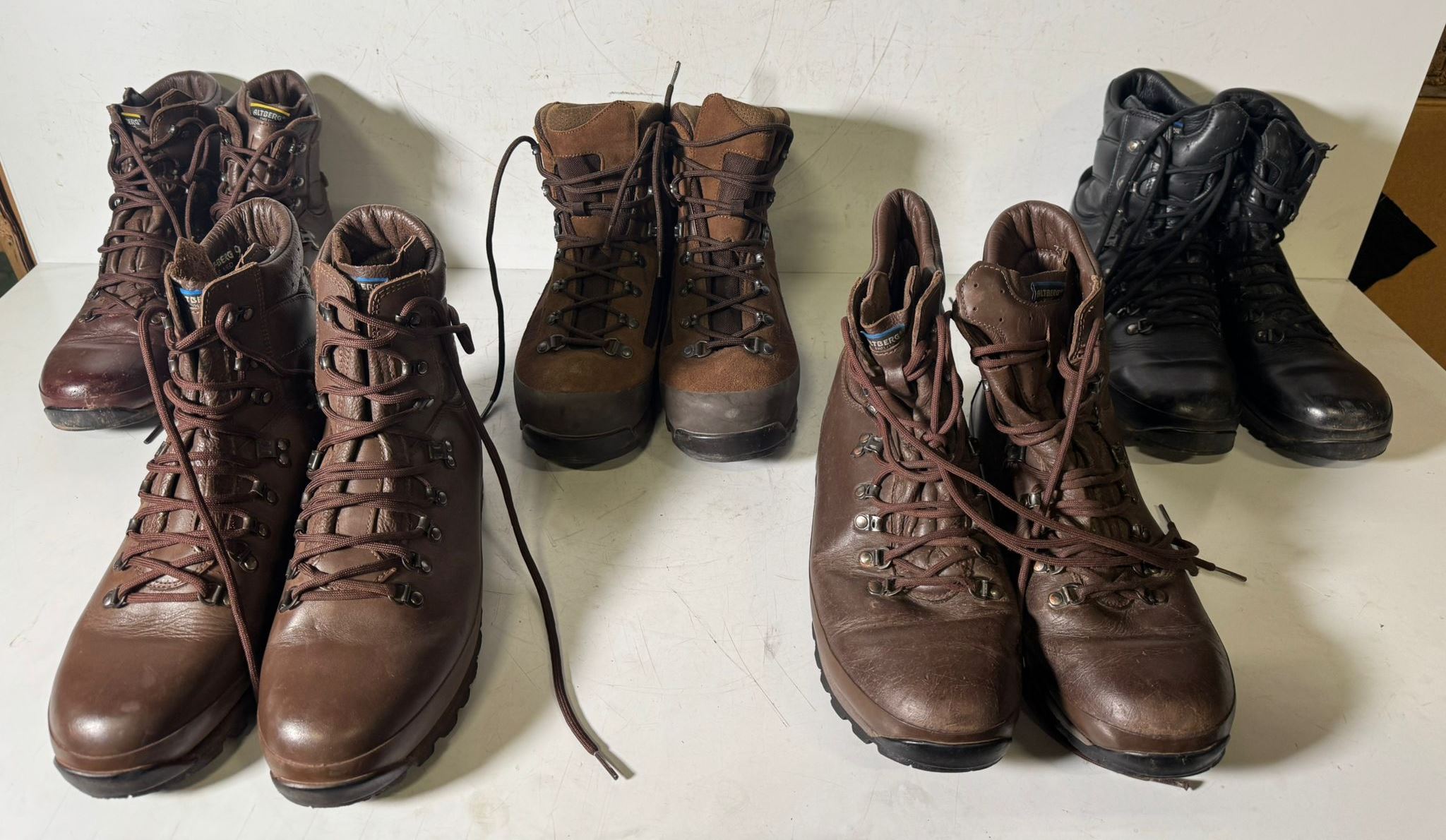 100x pairs of grade 2 various combat boots - may include - Magnum, YDS, Haix - mixed sizes - photo 1