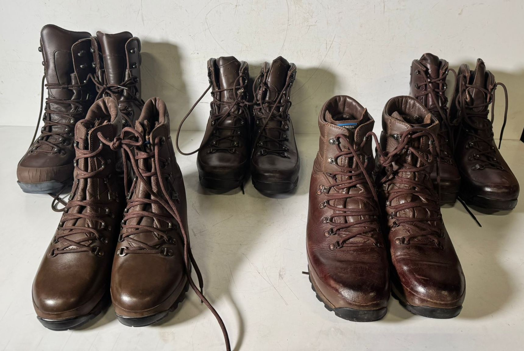 100x pairs of grade 2 various combat boots - may include - Magnum, YDS, Haix - mixed sizes - photo 1