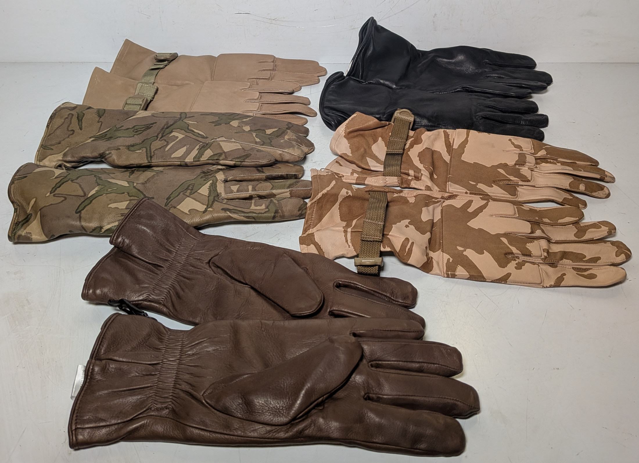 46x British Forces paired gloves - mixed styles & mixed sizes - photo 1
