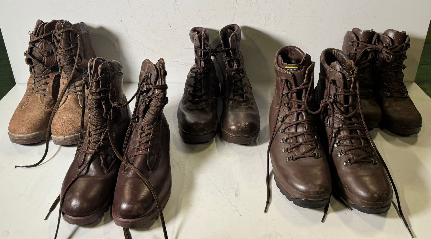 100x pairs of grade 2 various combat boots - may include - Magnum, YDS, Haix - mixed sizes - photo 1