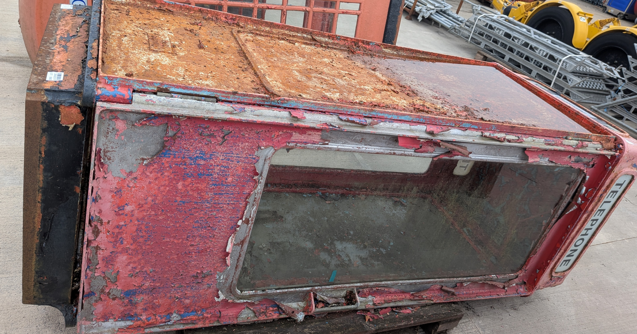 Red telephone box - W 850 x D 850 x H 2500mm - VERY RUSTED, SOME GLASS PANELS BROKEN, NO TELEPHONE - photo 1