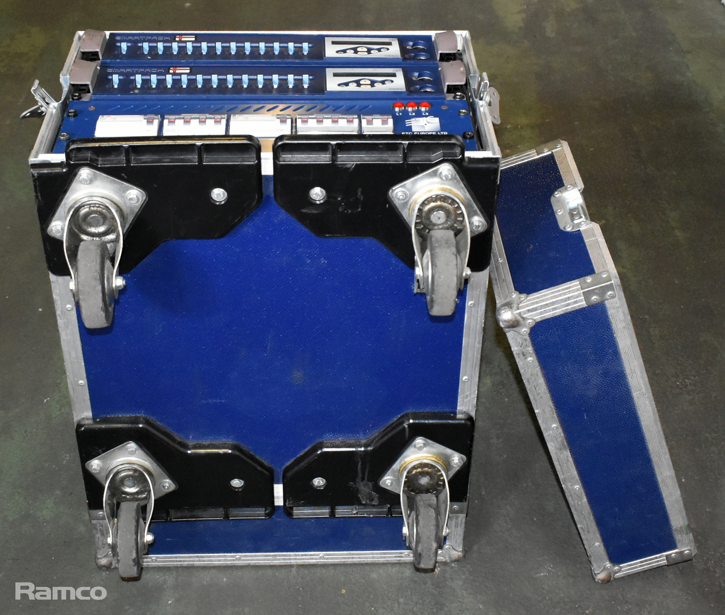ETC Smartpack 2x dimmer 12x 2.4kW, 1x ETC power switch unit in wheeled blue flight case - photo 1