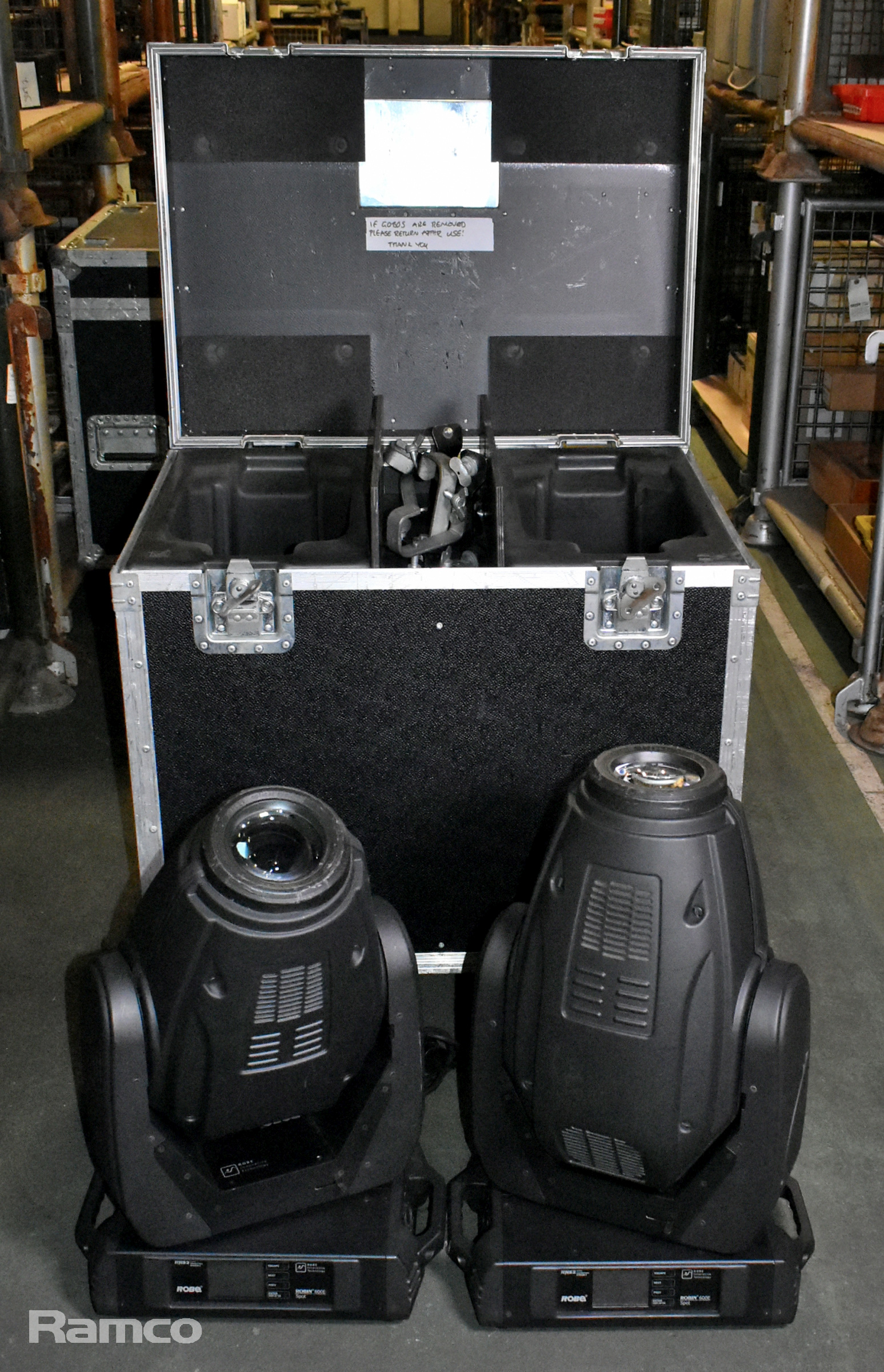 2x Robe Robin 600 spot lights in wheeled flight case - W 820 x D 590 x H 870mm - photo 1