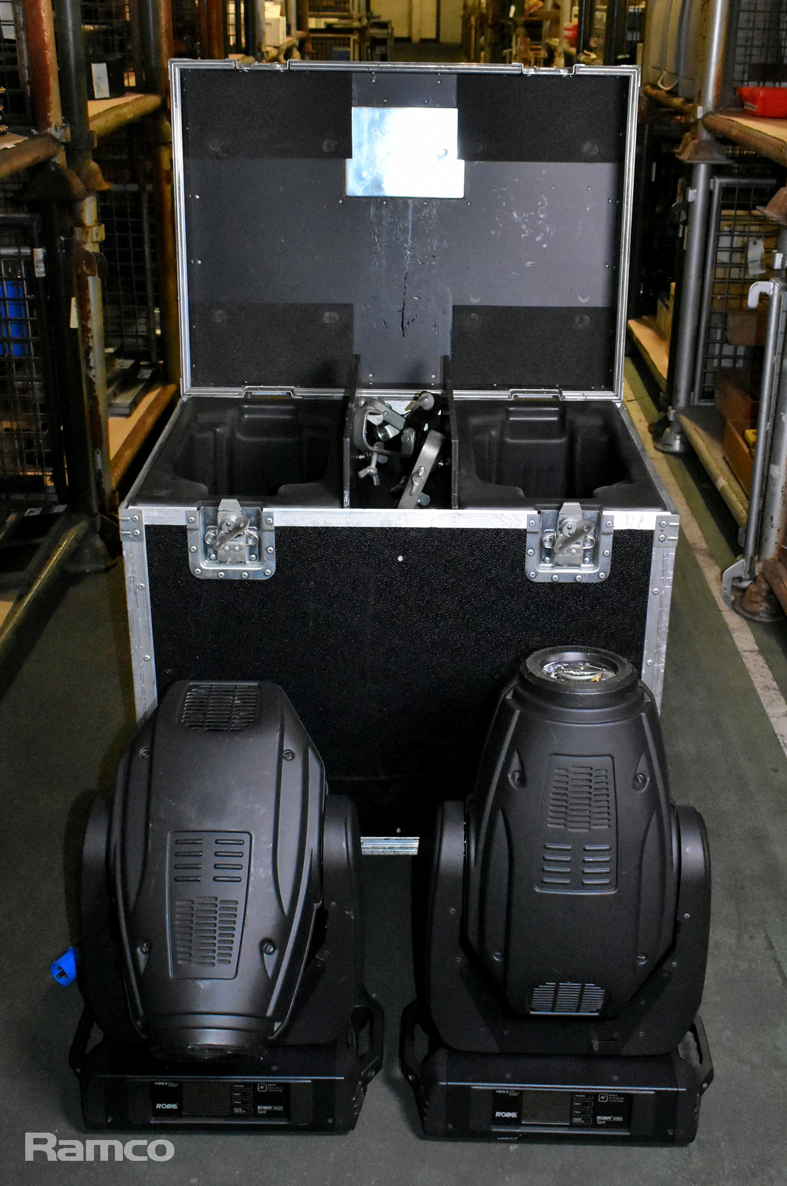 2x Robe Robin 600 spot lights in wheeled flight case - W 820 x D 590 x H 870mm - photo 1