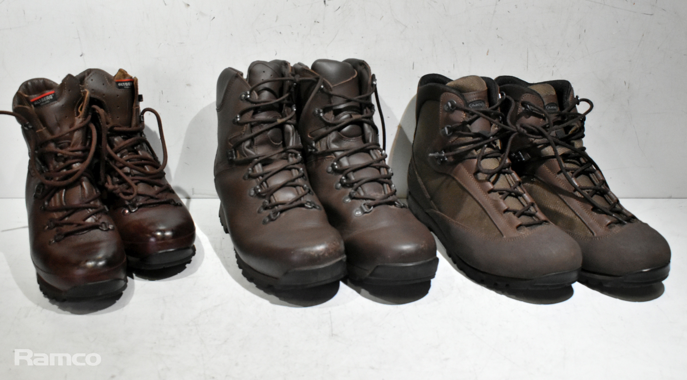 100x pairs of Grade 2 Various combat boots - may include - Magnum, YDS, Haix - mixed sizes - photo 1